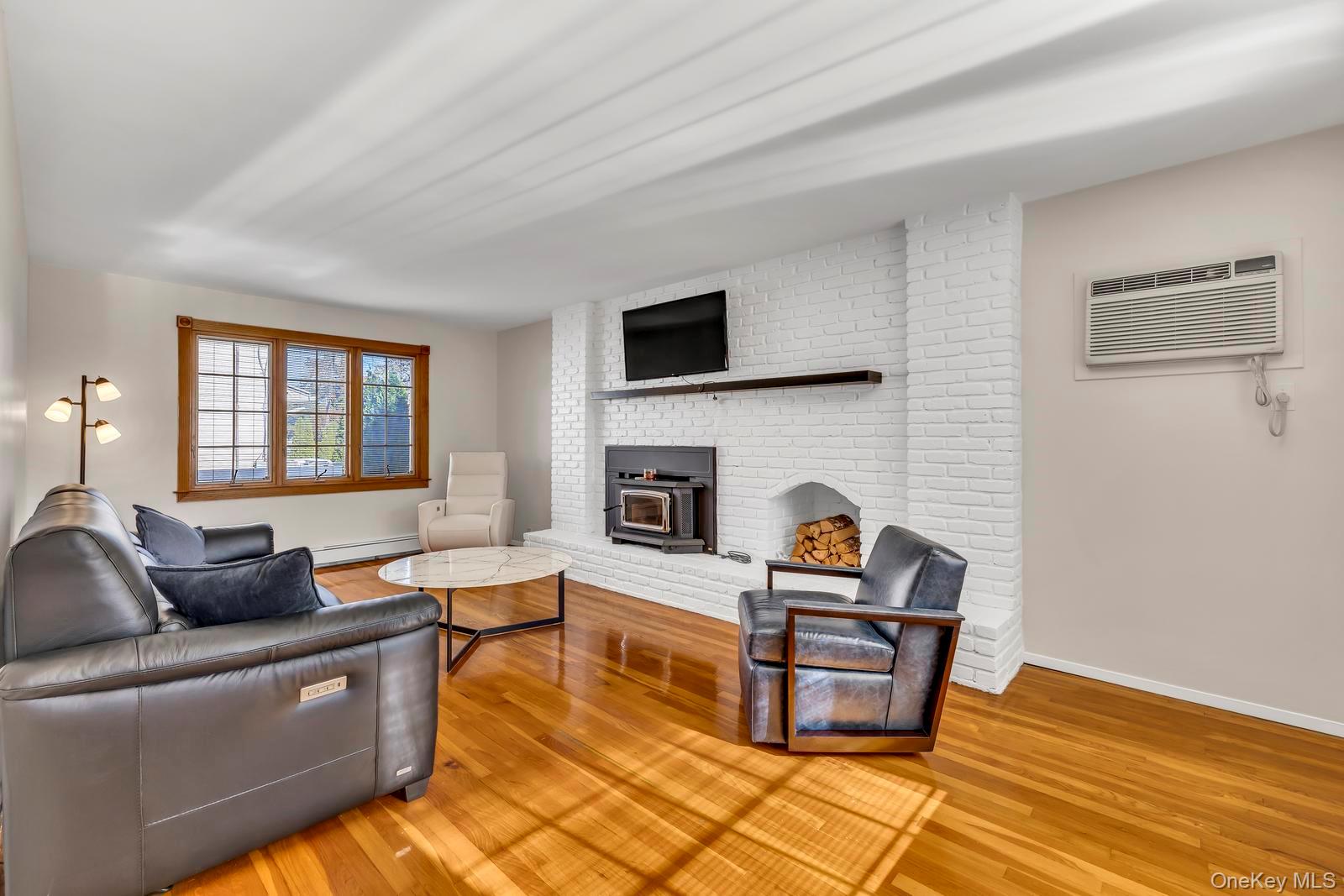 Farmingdale, New York, 11735, United States, 3 Bedrooms Bedrooms, ,3 BathroomsBathrooms,Residential,For Sale,1987625