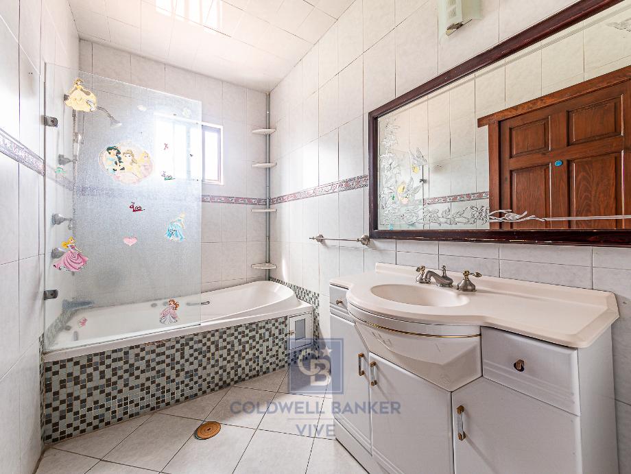 Avenida del Marquez, Metepec, Estado de méxico, 52178, Mexico, 4 Bedrooms Bedrooms, ,5 BathroomsBathrooms,Residential,For Sale,Avenida del Marquez,1615864