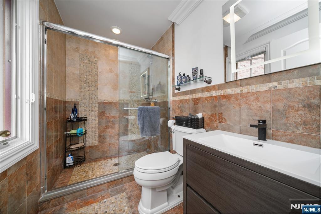 Fort Lee, New Jersey, 07024, United States, 6 Bedrooms Bedrooms, ,7 BathroomsBathrooms,Residential,For Sale,1891733