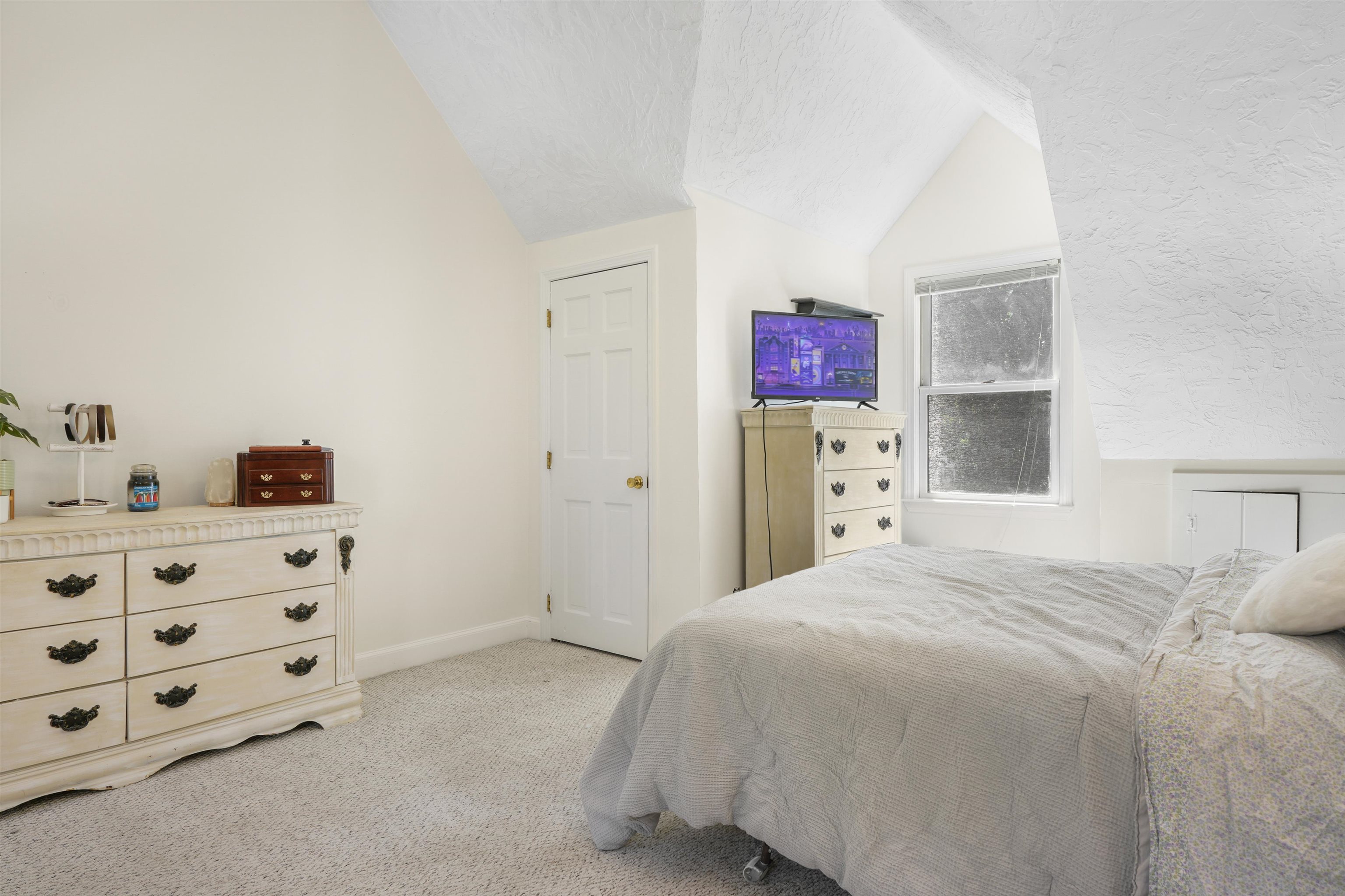 Plaistow, New Hampshire, 03865, United States, 4 Bedrooms Bedrooms, ,3 BathroomsBathrooms,Residential,For Sale,1987491