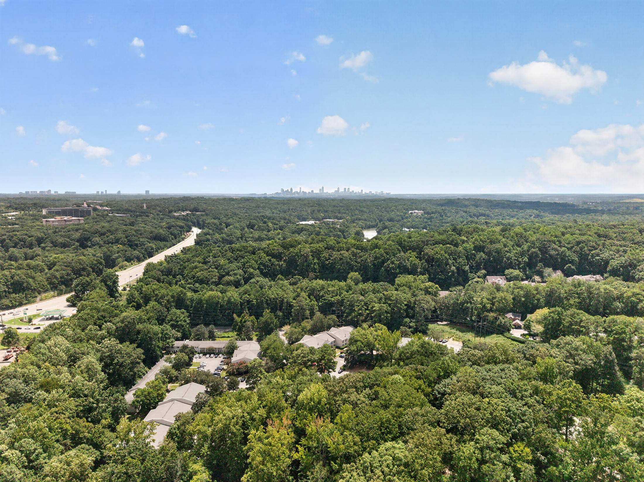  Located in the Gated Essex House Community in Historic Vinings - 物件實景