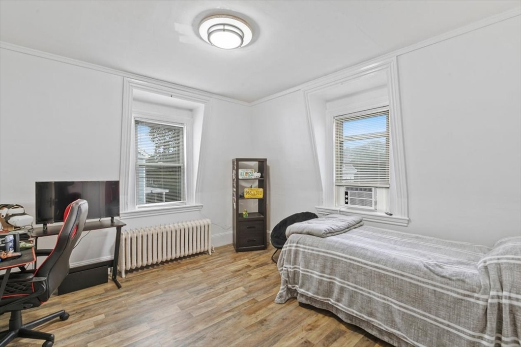 Amesbury, Massachusetts, 01913, United States, 4 Bedrooms Bedrooms, ,2 BathroomsBathrooms,Residential,For Sale,1974593