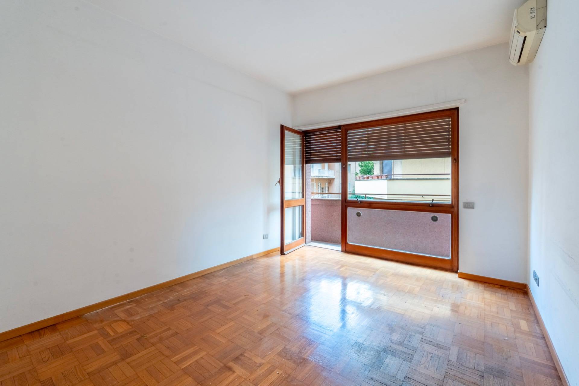 Roma, Roma, 00100, IT, 4 Bedrooms Bedrooms, ,2 BathroomsBathrooms,Residential,For Sale,1836935