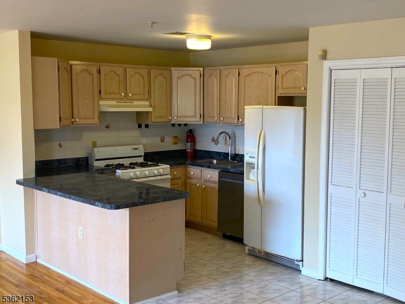 Newark City, New Jersey, 07105, United States, 2 Bedrooms Bedrooms, ,3 BathroomsBathrooms,Residential,For Sale,1849071