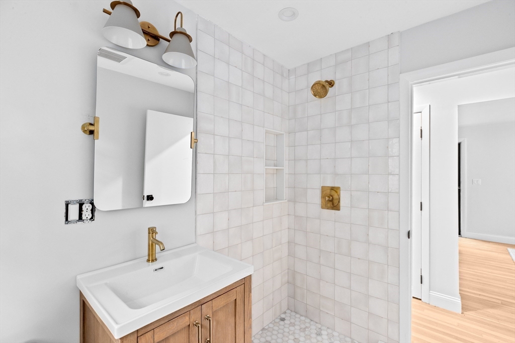 Hingham, Massachusetts, 02043, United States, 4 Bedrooms Bedrooms, ,2 BathroomsBathrooms,Residential,For Sale,2001936