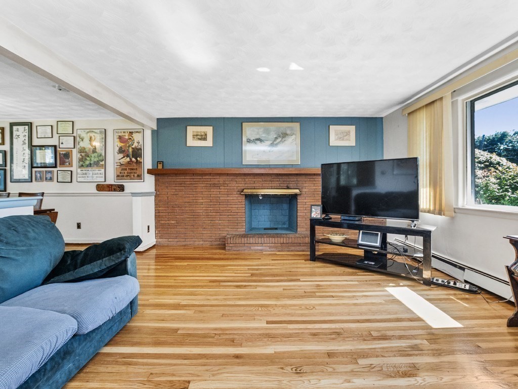Waltham, Massachusetts, 02452, United States, 4 Bedrooms Bedrooms, ,2 BathroomsBathrooms,Residential,For Sale,1939340