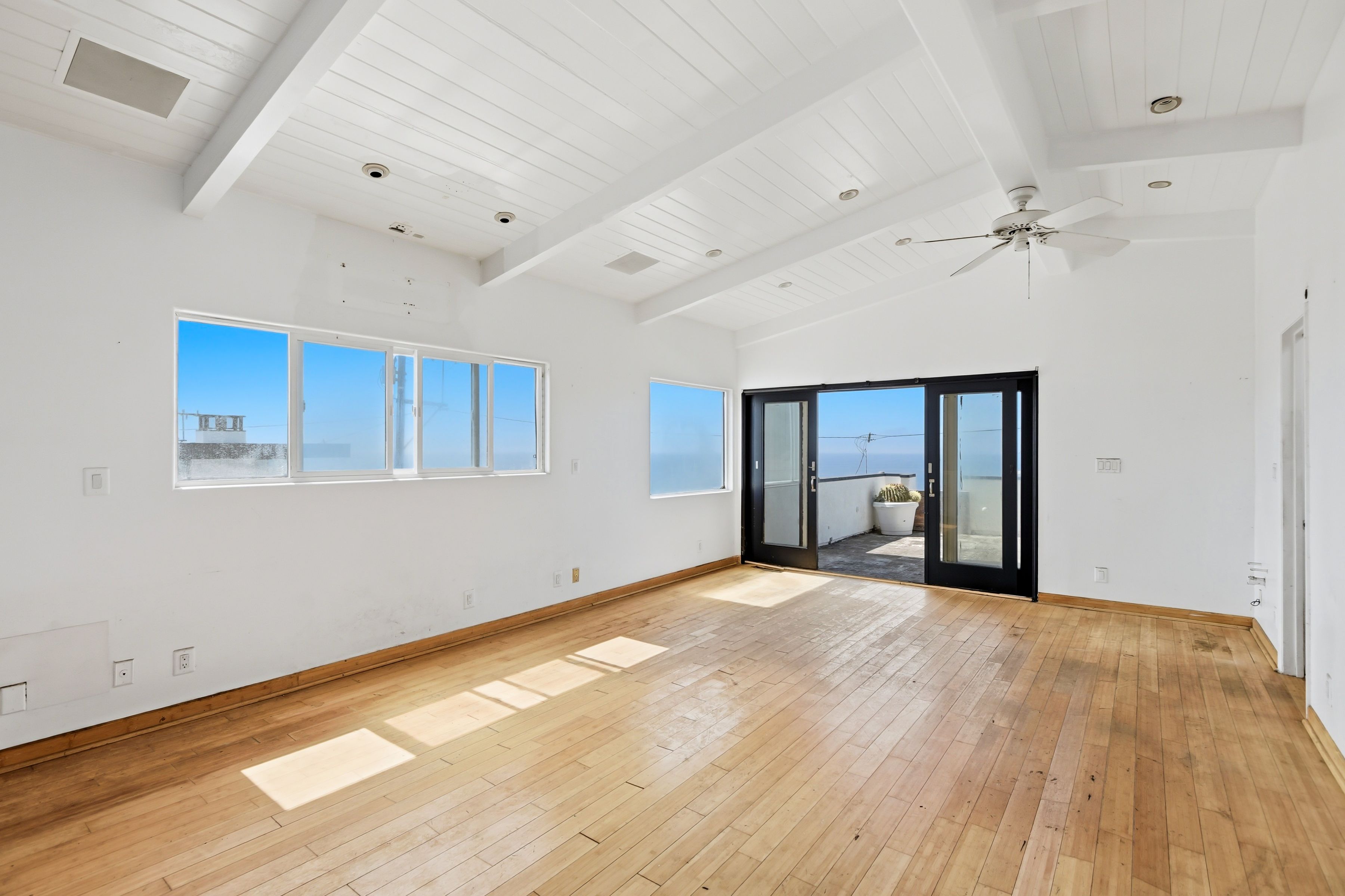  3204 Crest Drive - 物件實景