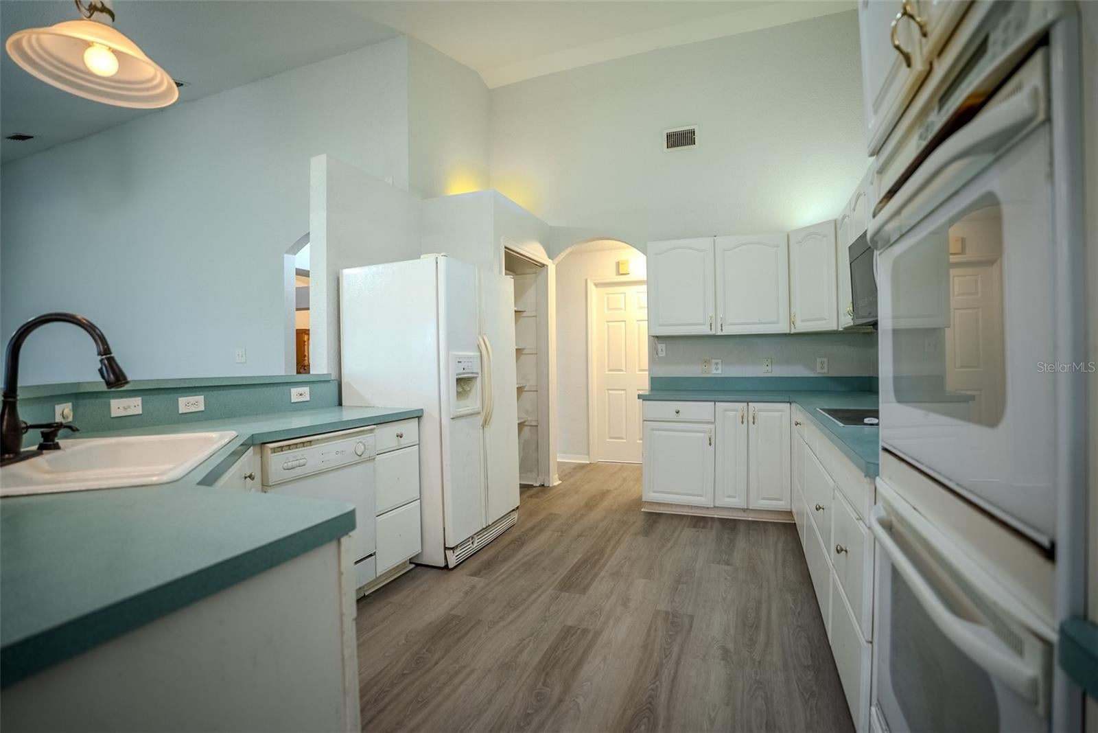 LADY LAKE, Florida, 32159, United States, 5 Bedrooms Bedrooms, ,3 BathroomsBathrooms,Residential,For Sale,1850305
