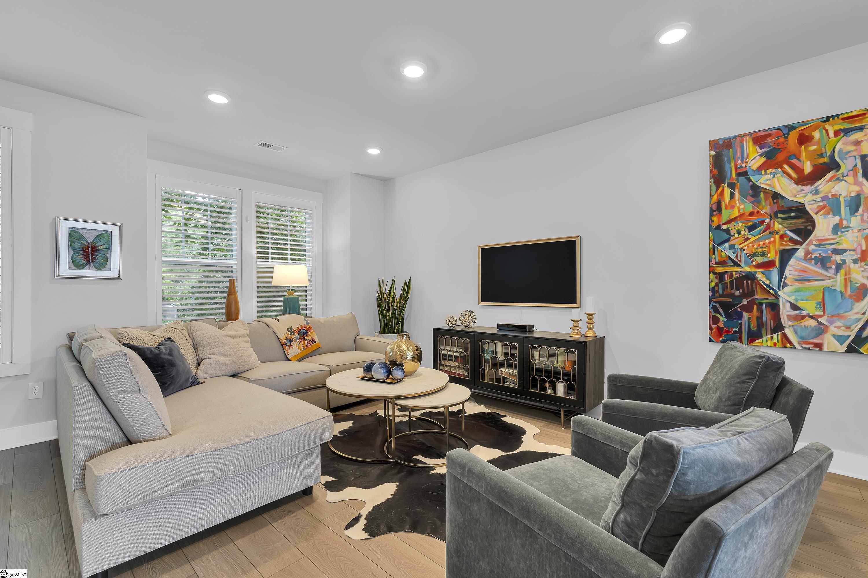 Greenville, South Carolina, 29605, United States, 3 Bedrooms Bedrooms, ,4 BathroomsBathrooms,Residential,For Sale,1999610