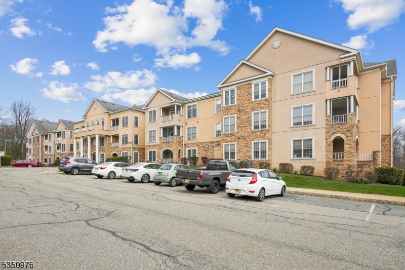 Rockaway Twp., New Jersey, 07866, United States, 2 Bedrooms Bedrooms, ,2 BathroomsBathrooms,Residential,For Sale,1770221