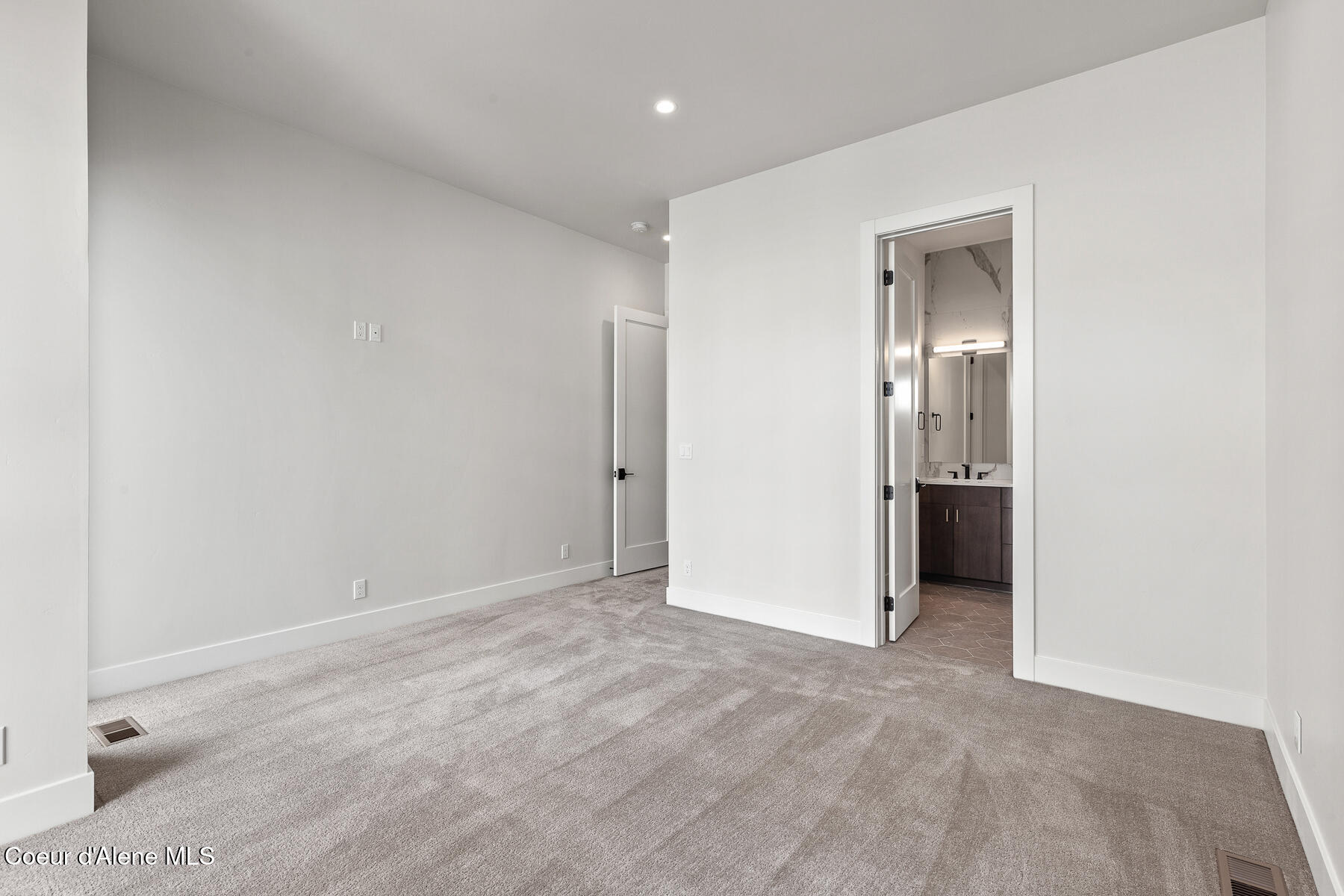 Coeur d'Alene, Idaho, 83815, United States, 2 Bedrooms Bedrooms, ,Residential,For Sale,1984255