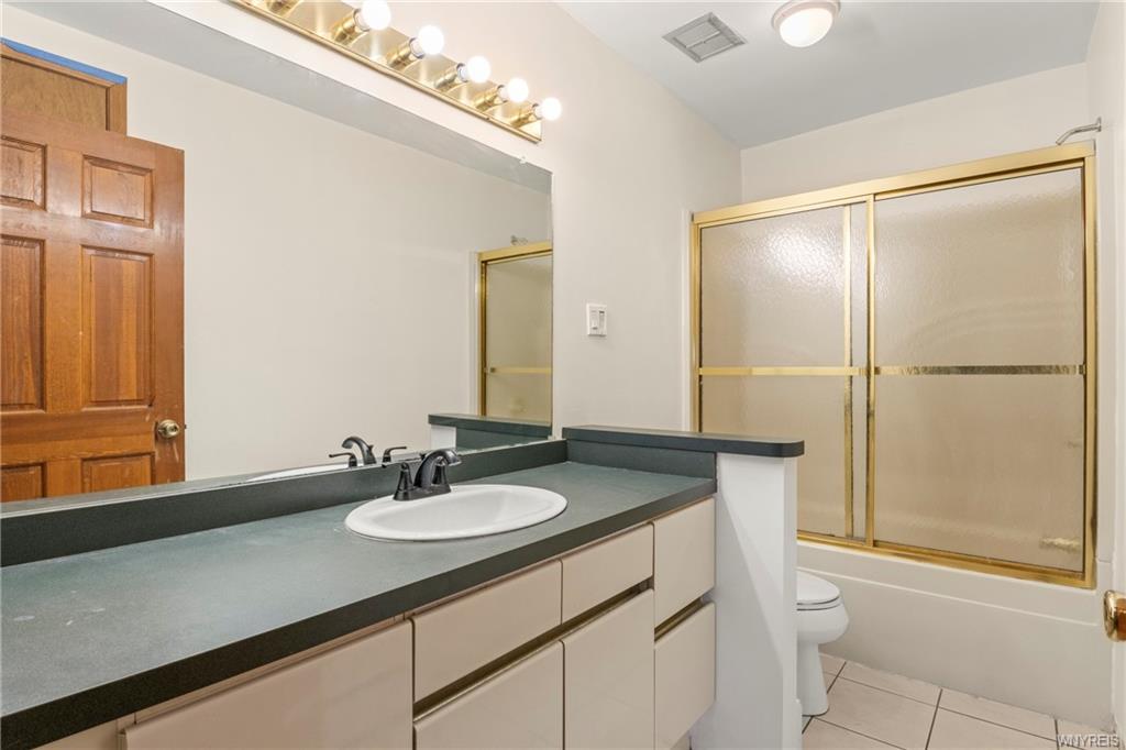Lewiston, New York, 14092, United States, 5 Bedrooms Bedrooms, ,3 BathroomsBathrooms,Residential,For Sale,1849954