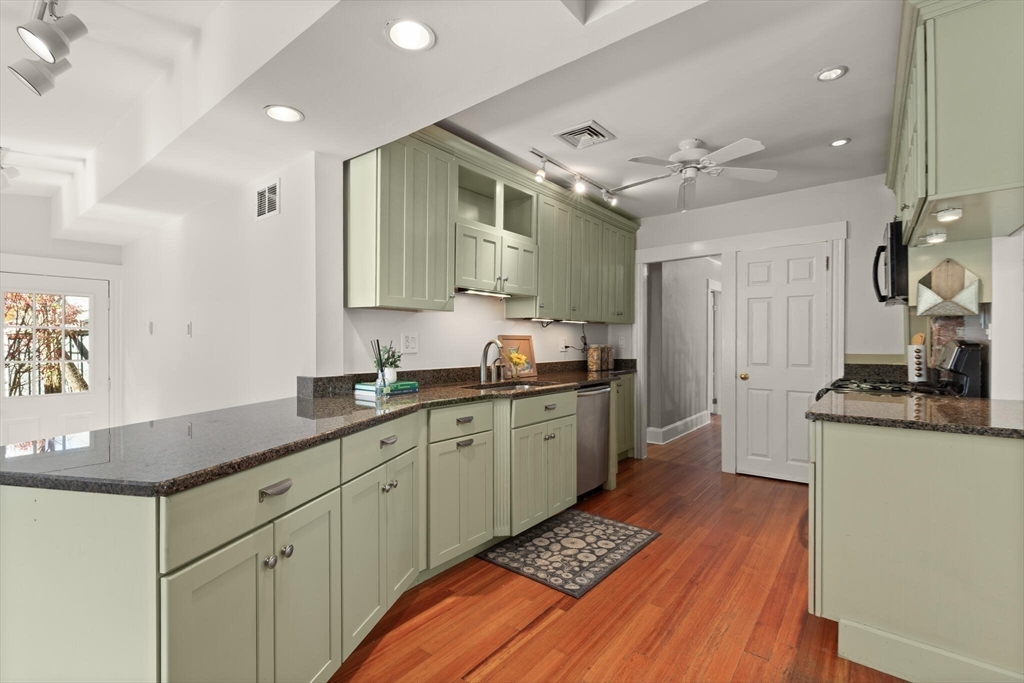 Melrose, Massachusetts, 02176, United States, 3 Bedrooms Bedrooms, ,2 BathroomsBathrooms,Residential,For Sale,1988170