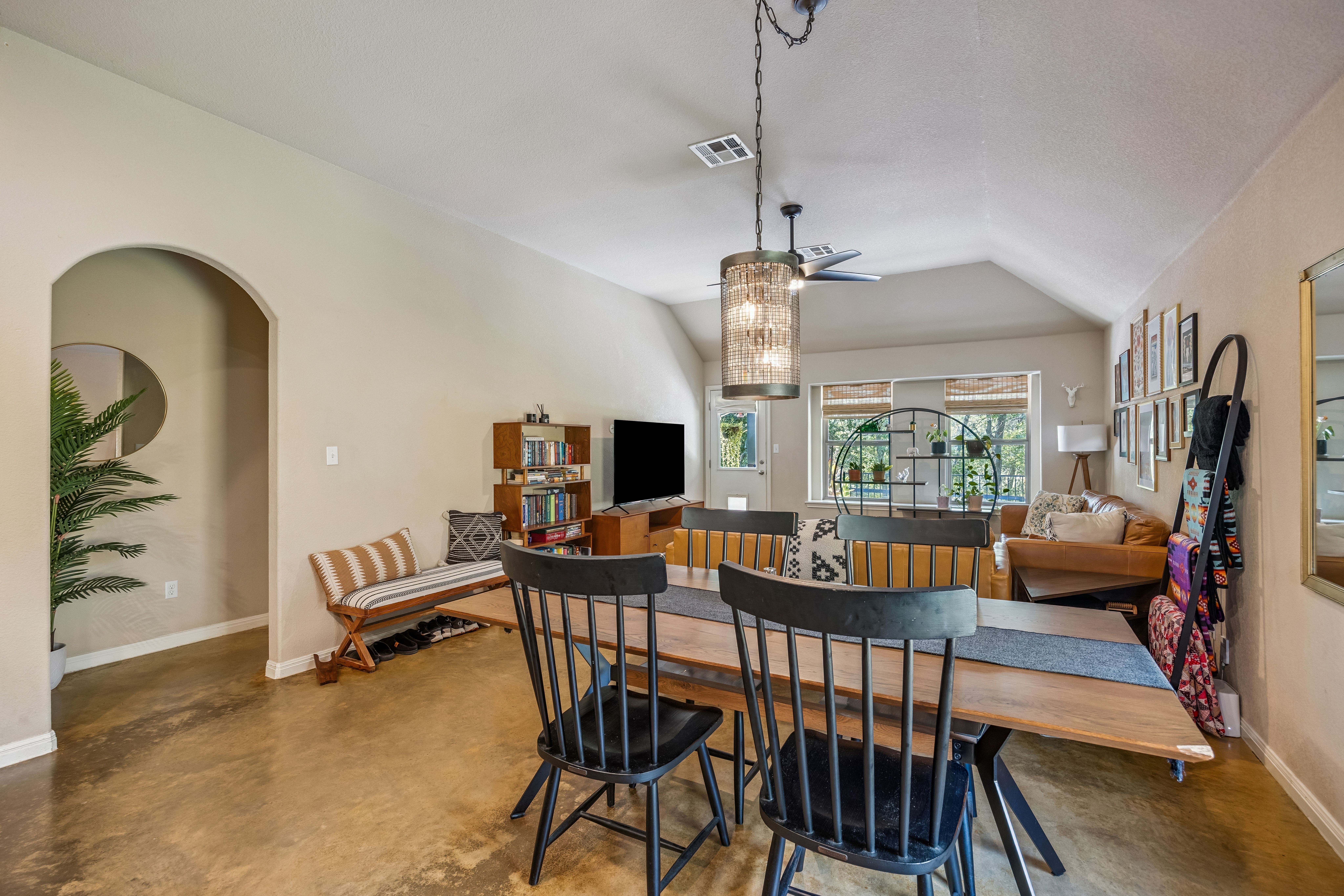  Single-Story Retreat Backing to Greenbelt in Knollwood on the Colorado River - 物件實景