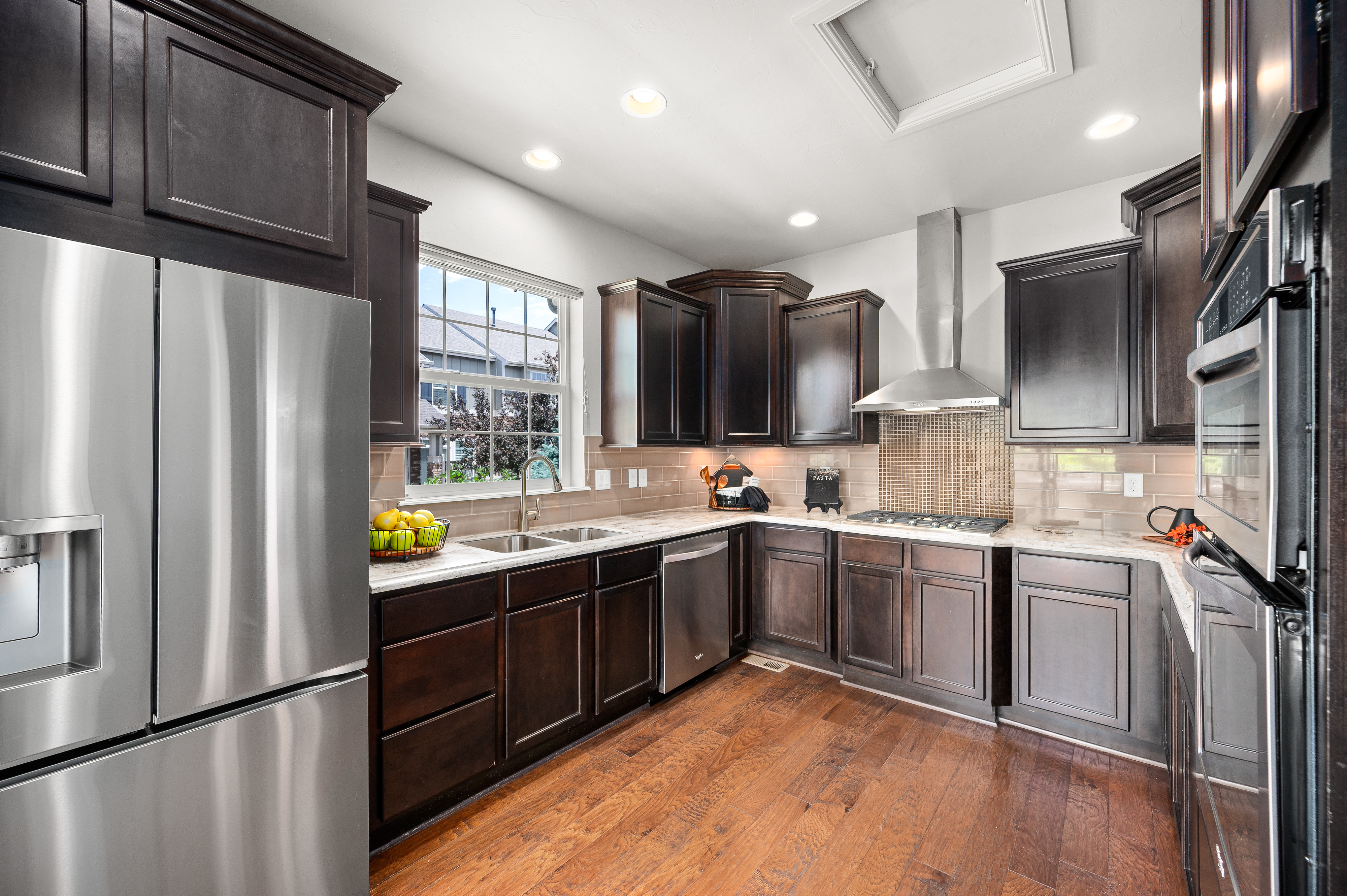  Pristine And Charming End Unit Townhome - 物件實景