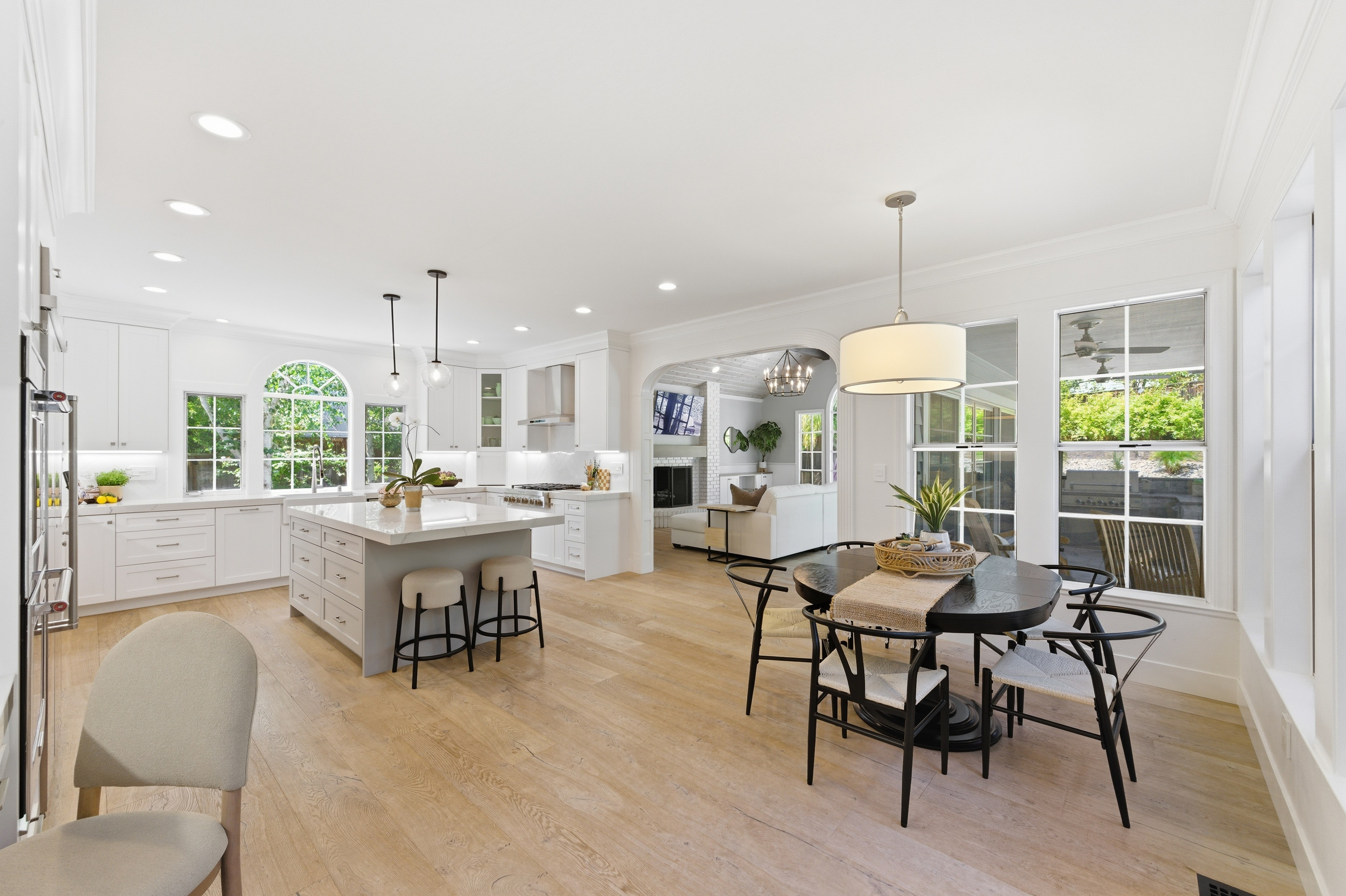  Timeless Transitional Estate with Resort-Style Backyard - 物件實景