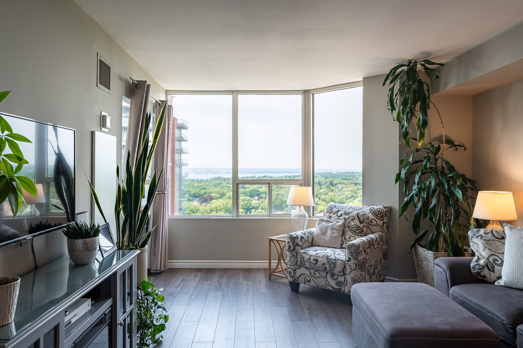 Downtown Burlington Condo - 物件實景