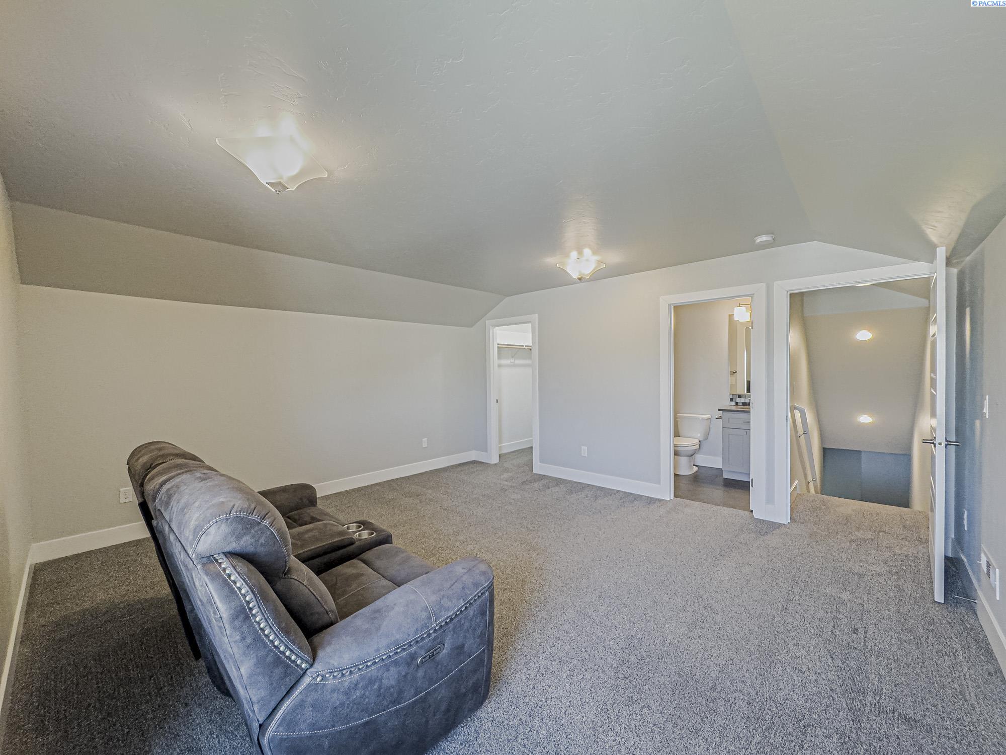 West Richland, Washington, 99353, United States, 5 Bedrooms Bedrooms, ,2 BathroomsBathrooms,Residential,For Sale,1873826