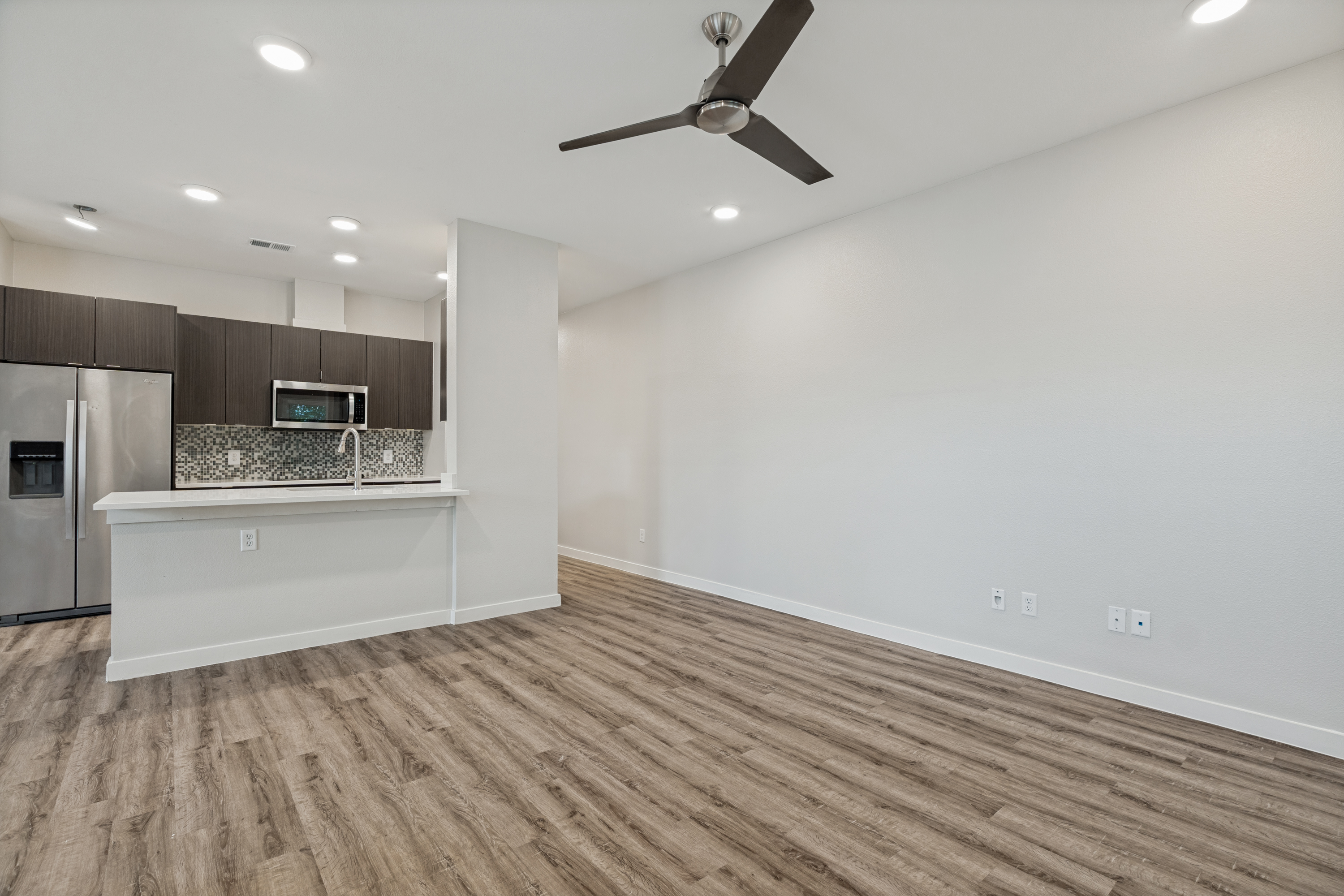  Welcome to this Beautifully Designed 3-bedroom, 2.5-bath Townhouse - 物件實景
