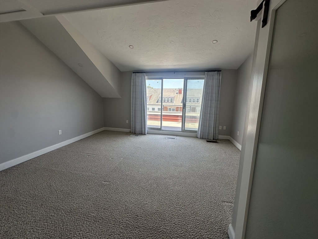 Quincy, Massachusetts, 02171, United States, 2 Bedrooms Bedrooms, ,3 BathroomsBathrooms,Residential,For Sale,1866744