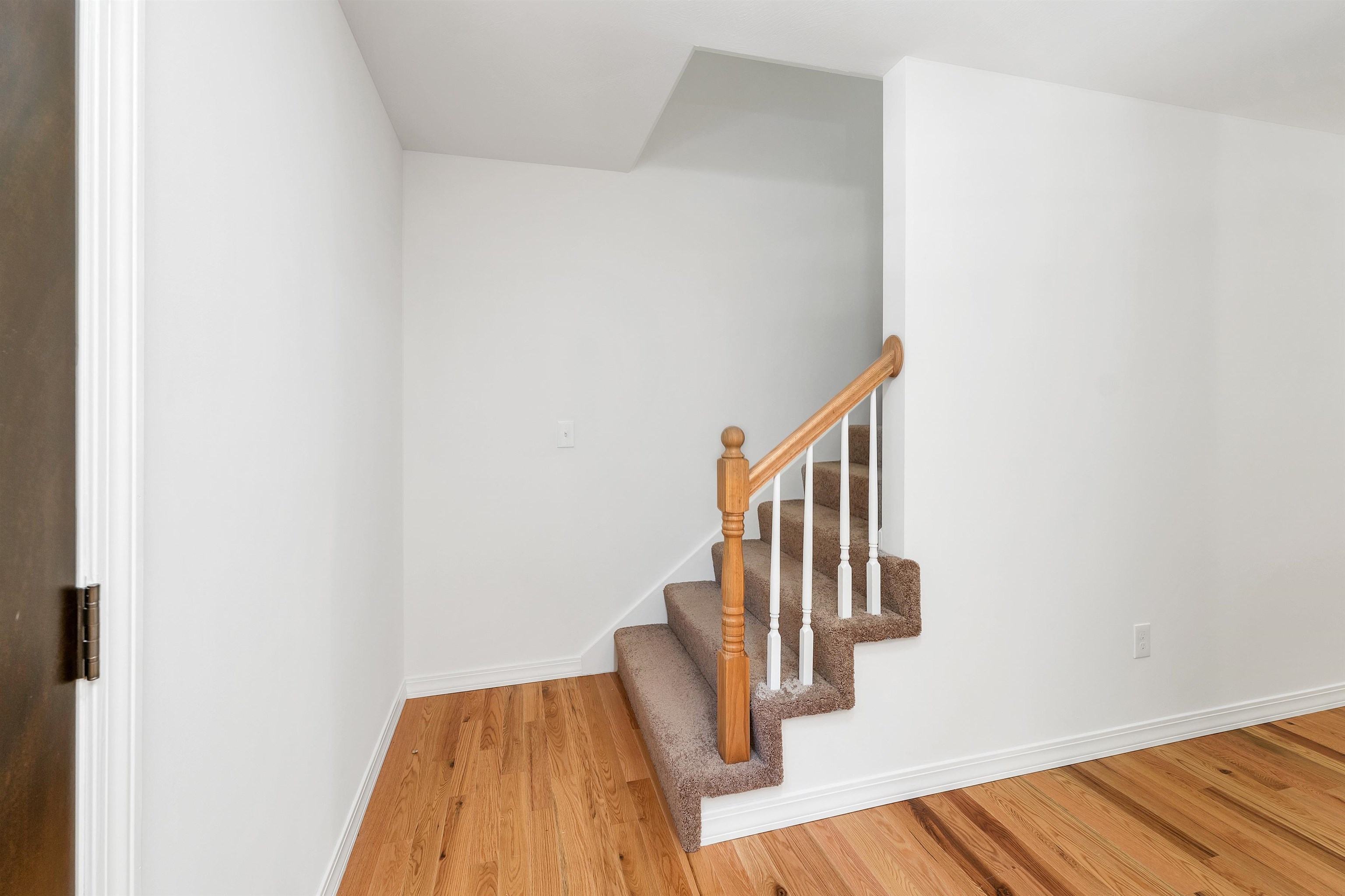 Bennington, New Hampshire, 03442, United States, 3 Bedrooms Bedrooms, ,2 BathroomsBathrooms,Residential,For Sale,1898255