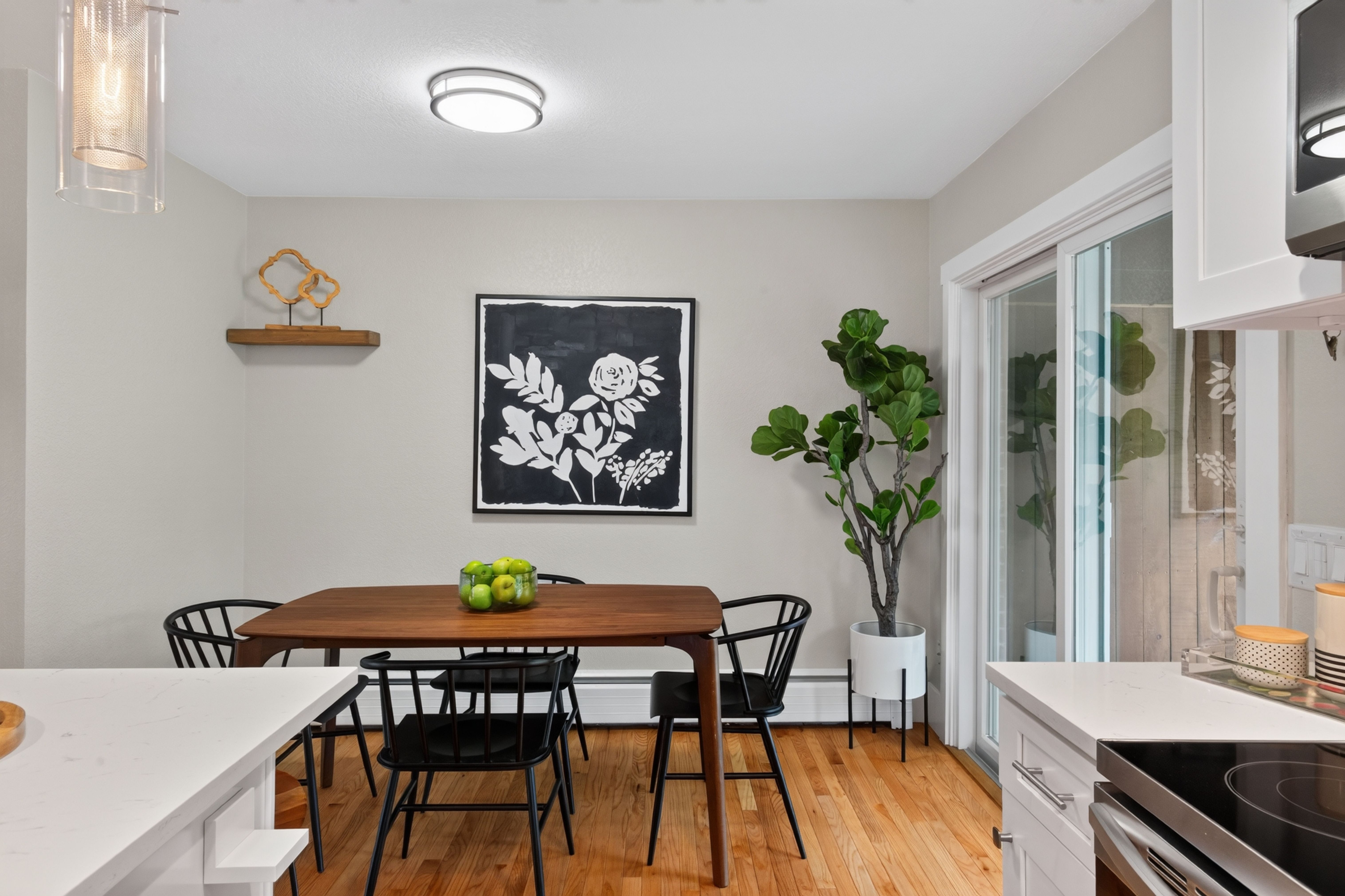  Updated, move-in ready home offers a bright, inviting floor plan - 物件實景