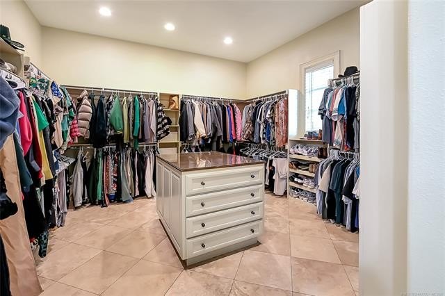 Tahlequah, Oklahoma, 74464, United States, 5 Bedrooms Bedrooms, ,5 BathroomsBathrooms,Residential,For Sale,1982771