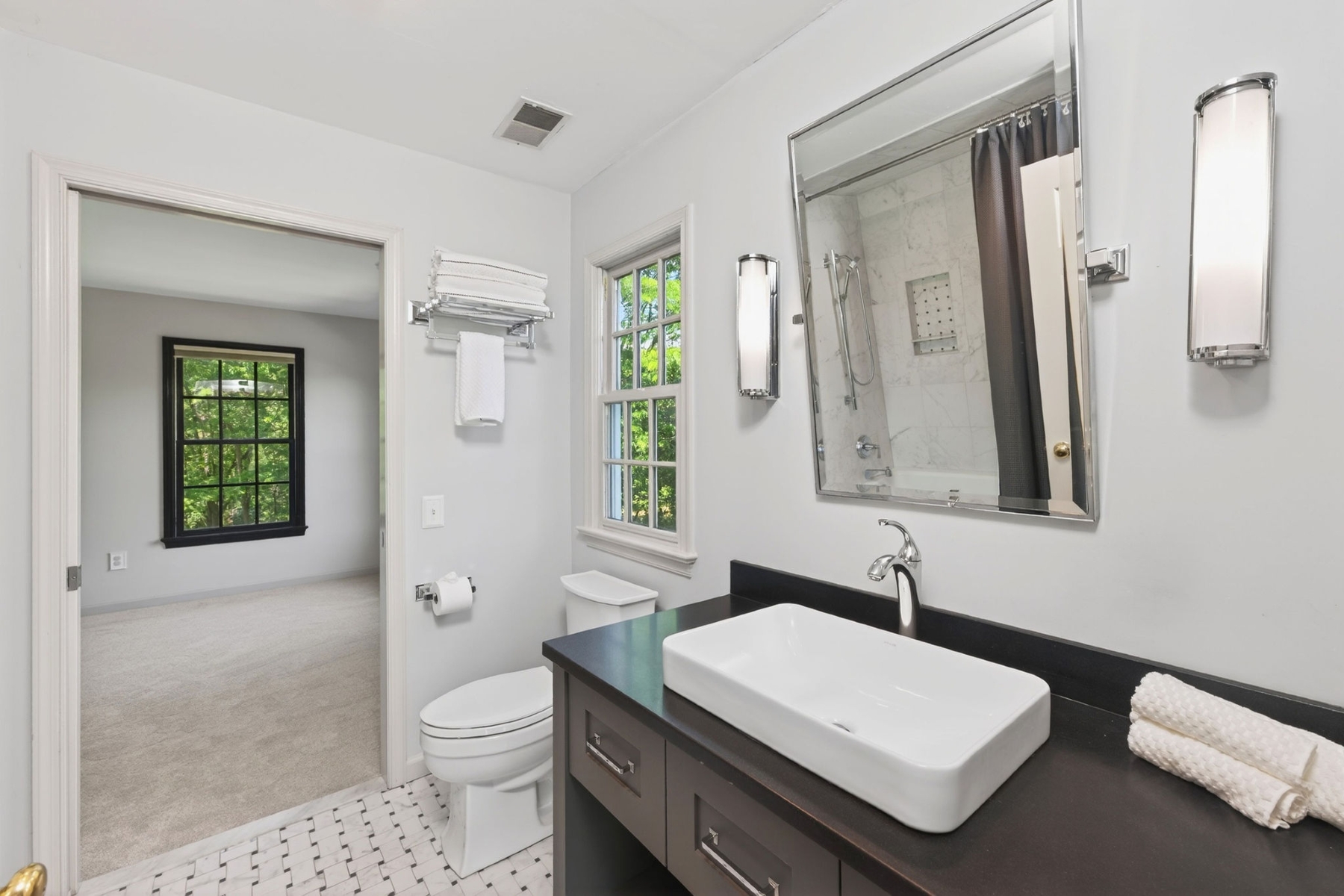  ?Hill View Farms? Neighborhood Colonial Offers Convenience and Tranquility - 物件實景