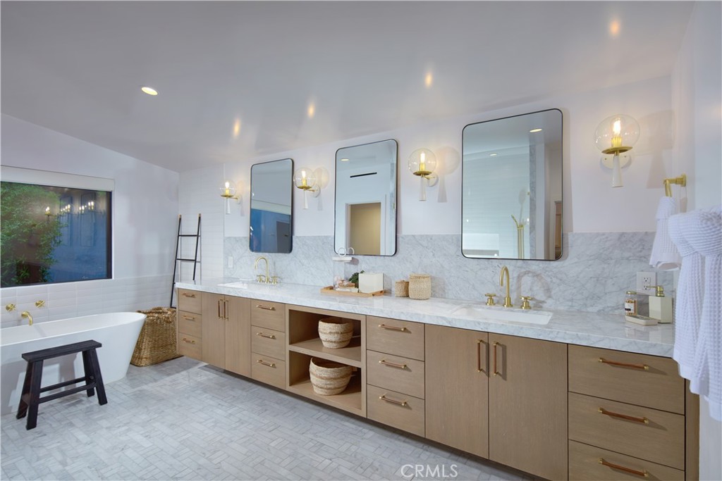 Corona del Mar, California, 92625, United States, 4 Bedrooms Bedrooms, ,5 BathroomsBathrooms,Residential,For Sale,1819361