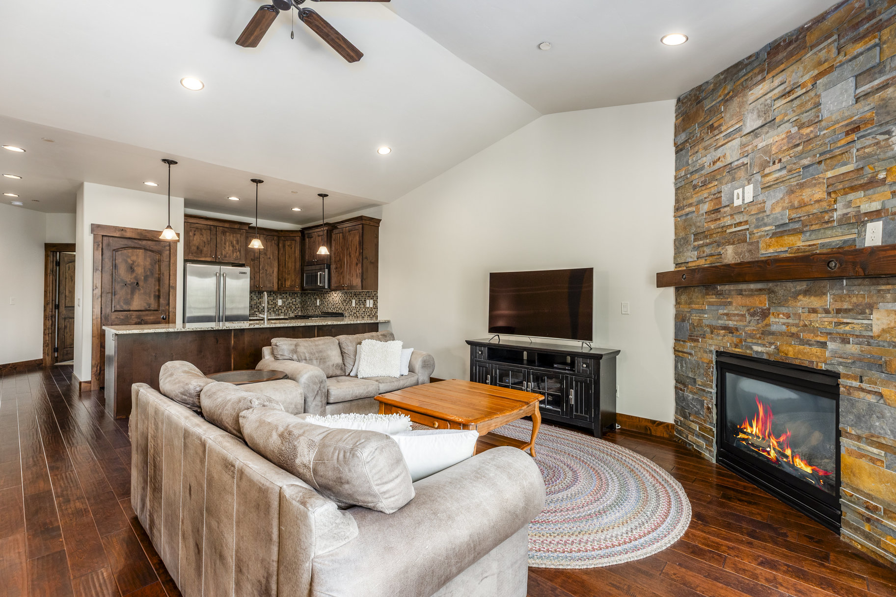 Easy Living within 15 Minutes from Slopes 