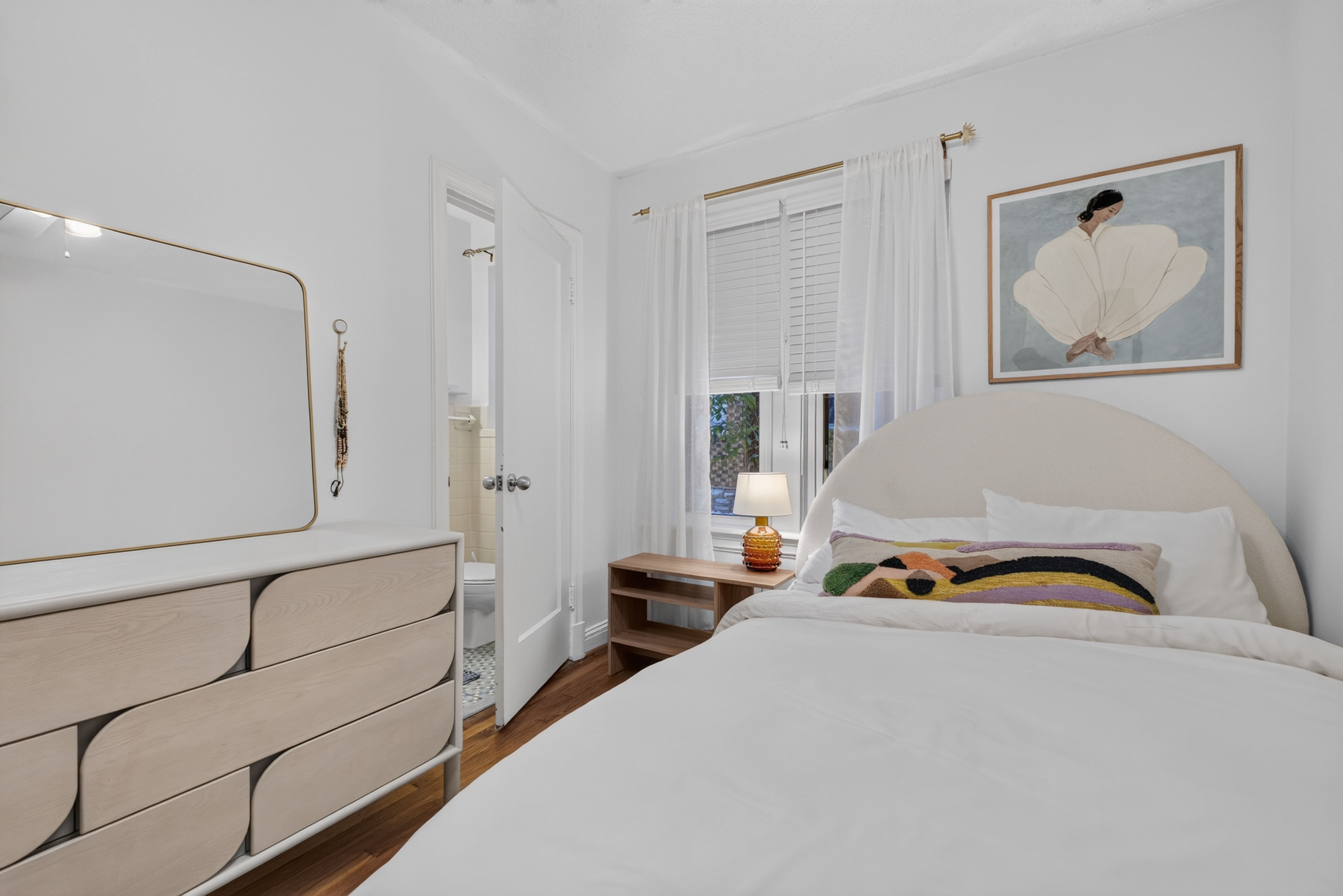  Spacious, Modern, and Move-In Ready Main Floor Condo - 物件實景