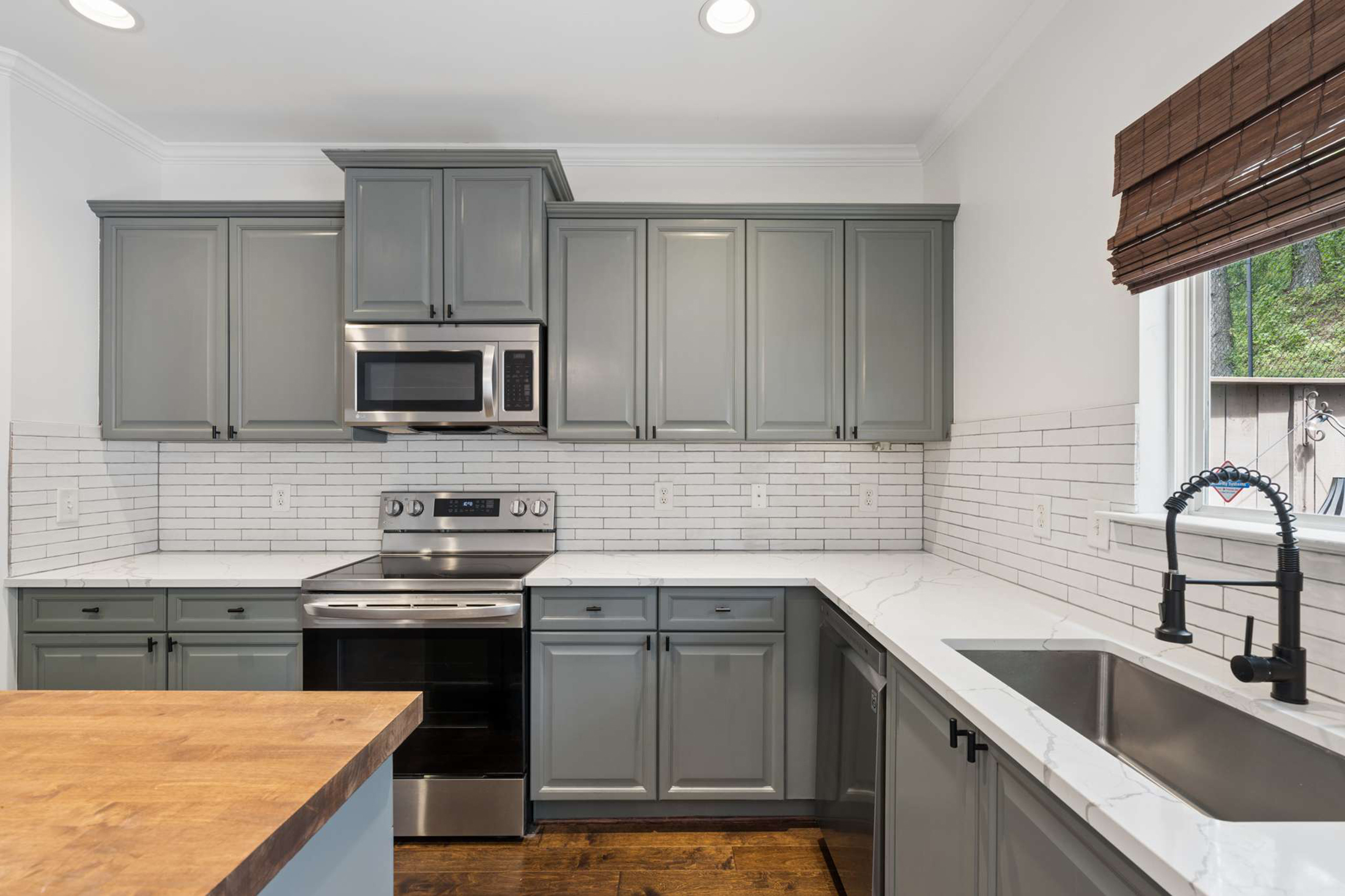  Beautifully Renovated Townhome in the Gated Liberty Park Community - 物件實景