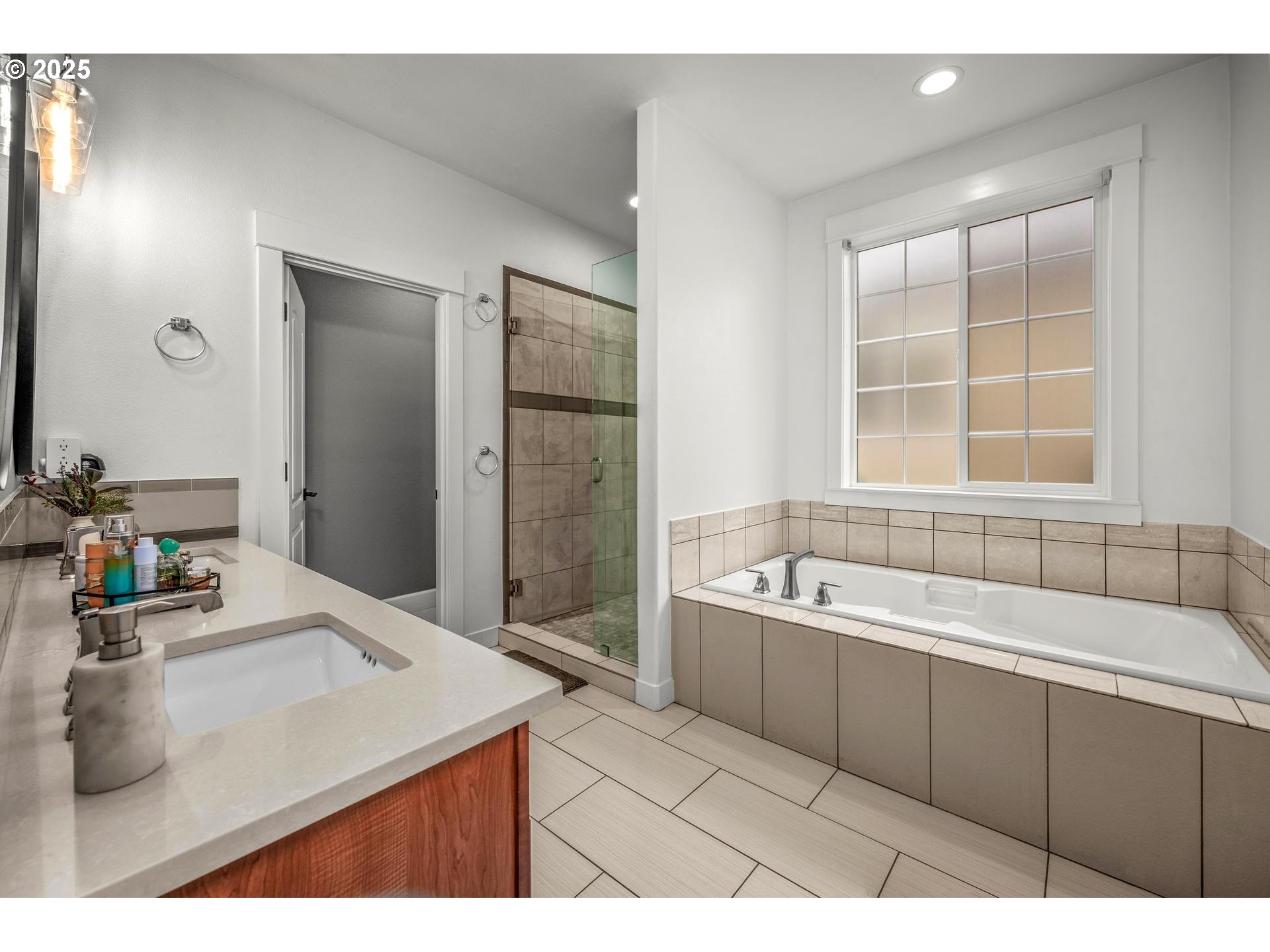 Portland, Oregon, 97223, United States, 4 Bedrooms Bedrooms, ,3 BathroomsBathrooms,Residential,For Sale,1991848