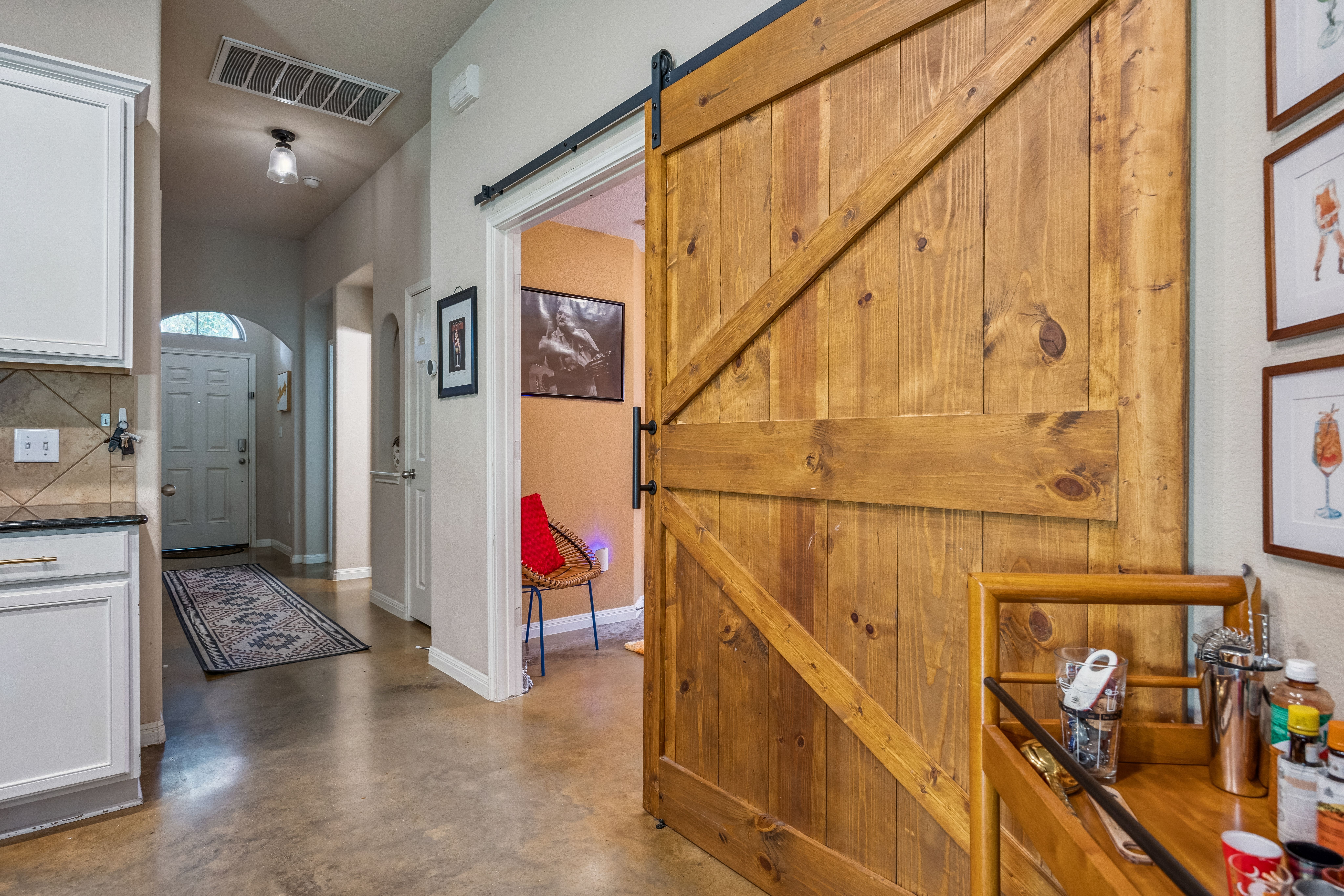  Single-Story Retreat Backing to Greenbelt in Knollwood on the Colorado River - 物件實景