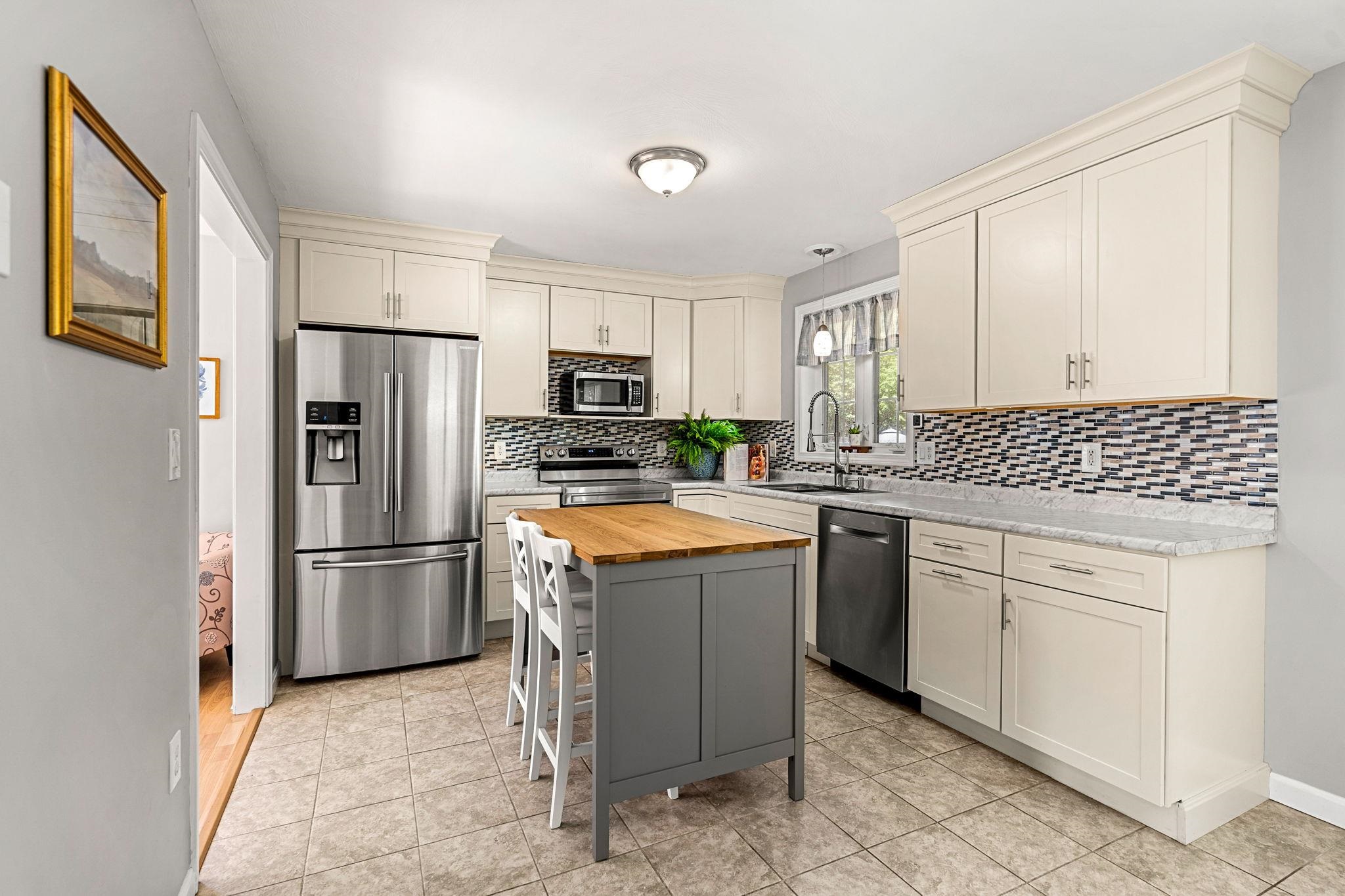 Derry, New Hampshire, 03038, United States, 3 Bedrooms Bedrooms, ,2 BathroomsBathrooms,Residential,For Sale,1927202