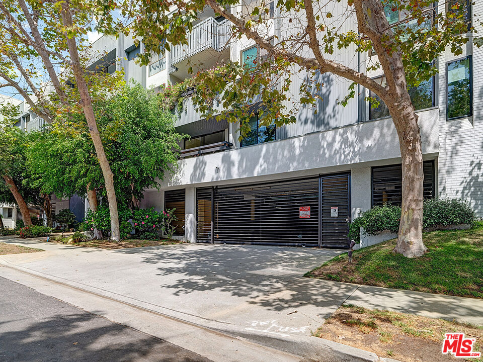 Los Angeles, California, 90025, United States, 3 Bedrooms Bedrooms, ,3 BathroomsBathrooms,Residential,For Sale,1947986