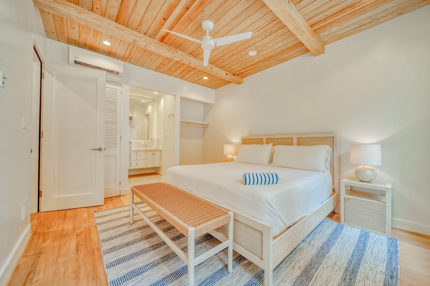 Beachfront Condo B2 in Watercolors Resort, West Bay - 物件實景