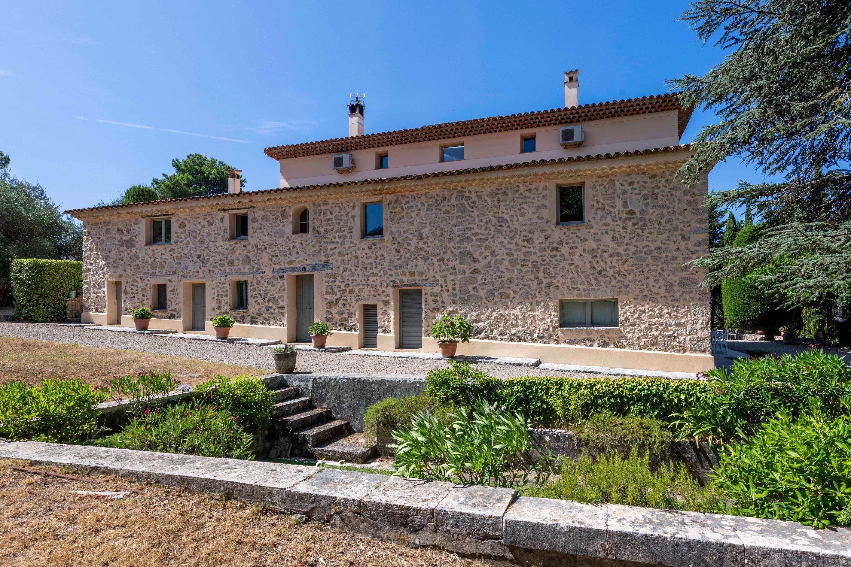  Renovated bastide with annex and swimming pool, 2 hectares in Grasse - 物件實景