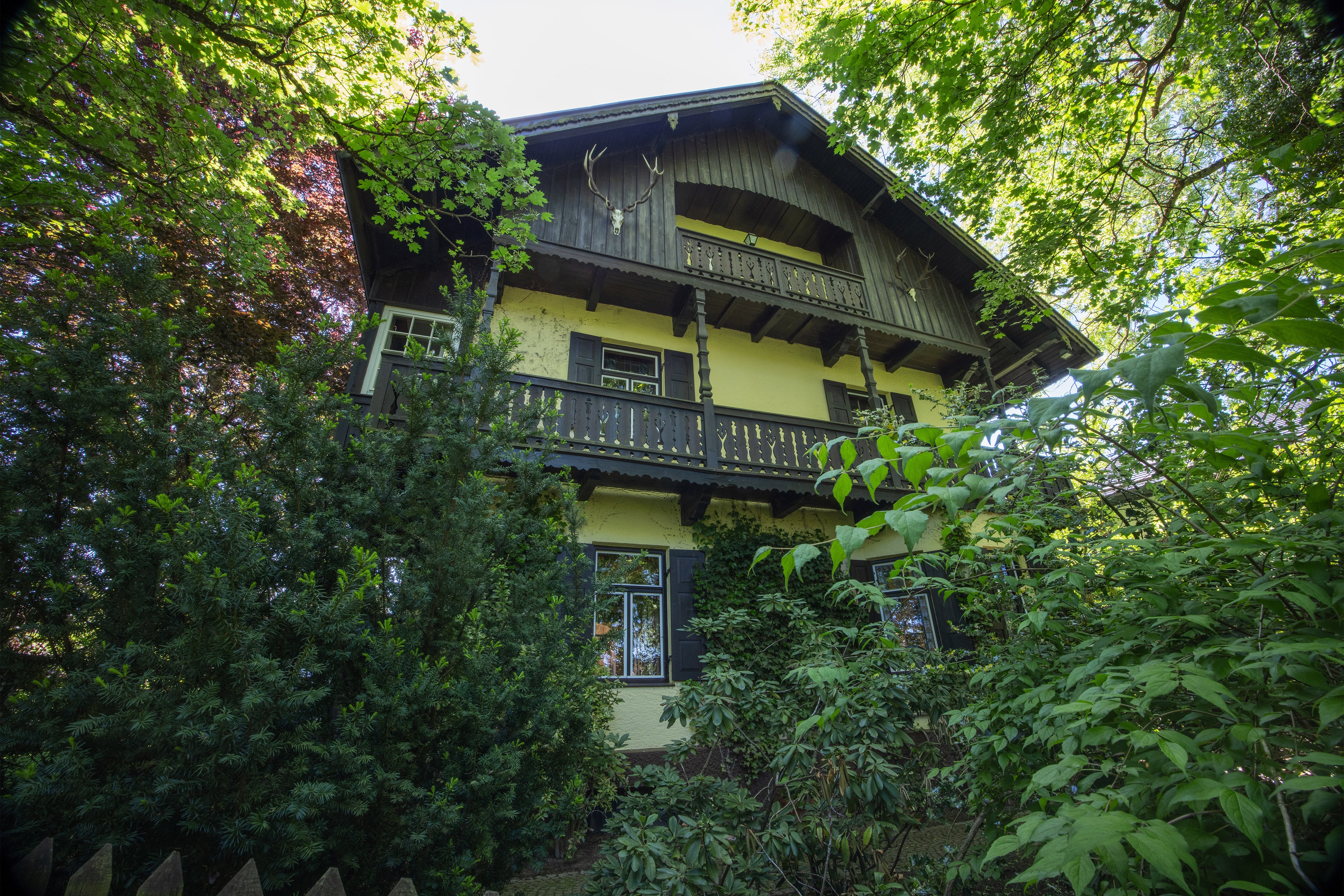  A charming country house in the traditional style—surrounded by mature trees - 物件實景