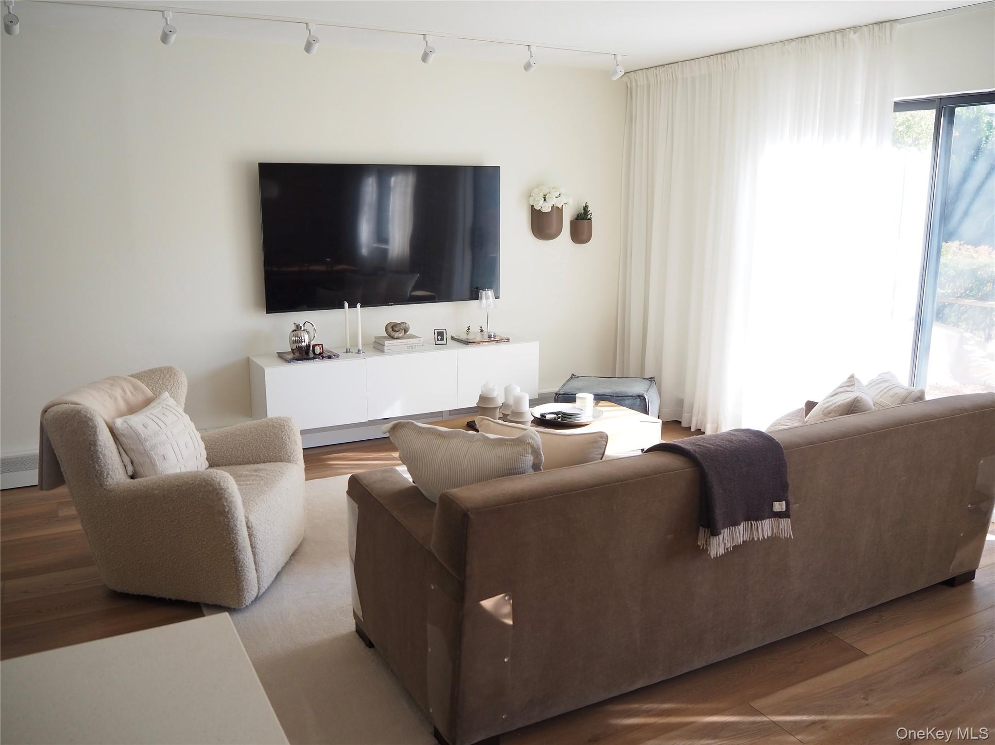 White Plains, New York, 10605, United States, 1 Bedroom Bedrooms, ,2 BathroomsBathrooms,Residential,For Sale,1988254