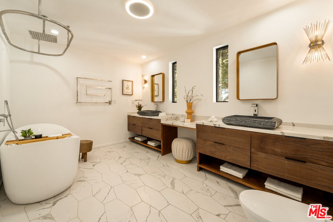 Studio City, California, 91604, United States, 5 Bedrooms Bedrooms, ,5 BathroomsBathrooms,Residential,For Sale,1827370