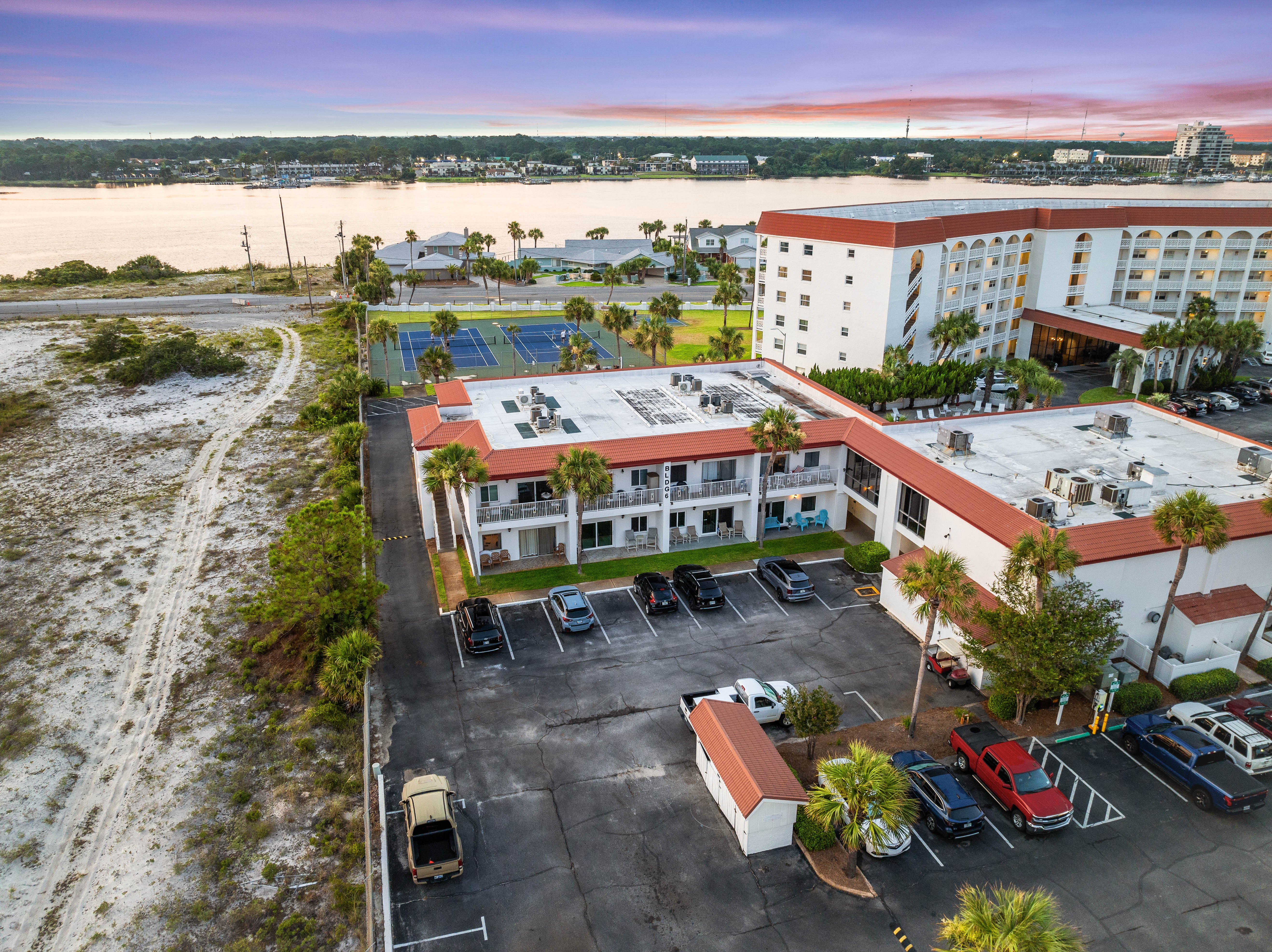  Top-Floor Studio Condo Ideal As Vacation Home Or Rental Investment - 物件實景