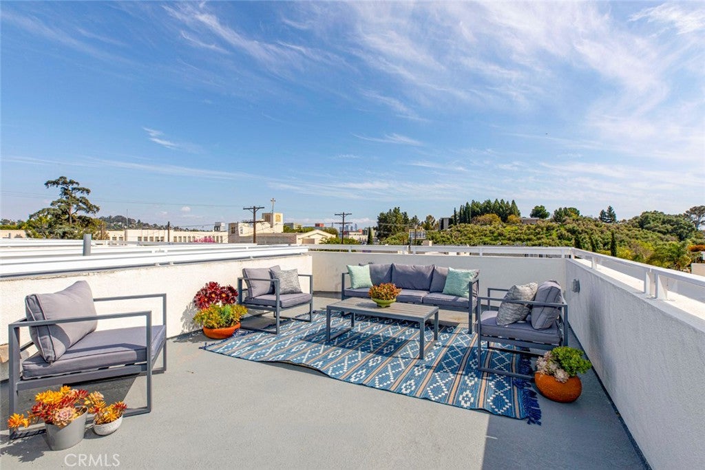 Los Angeles, California, 90027, United States, ,Residential,For Sale,1938959