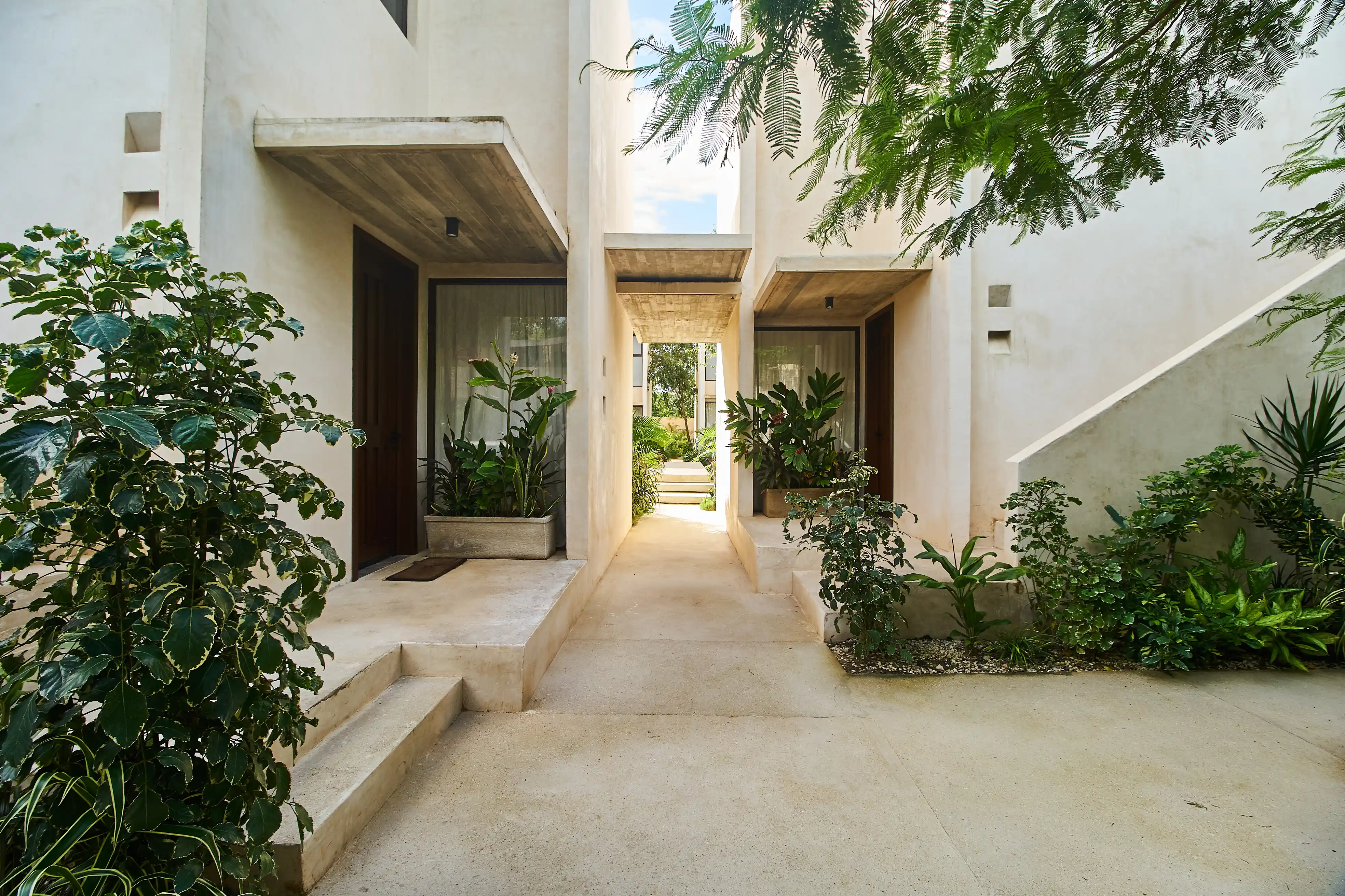  Turnkey Investment: 13-Unit Complex at Market Price - 物件實景