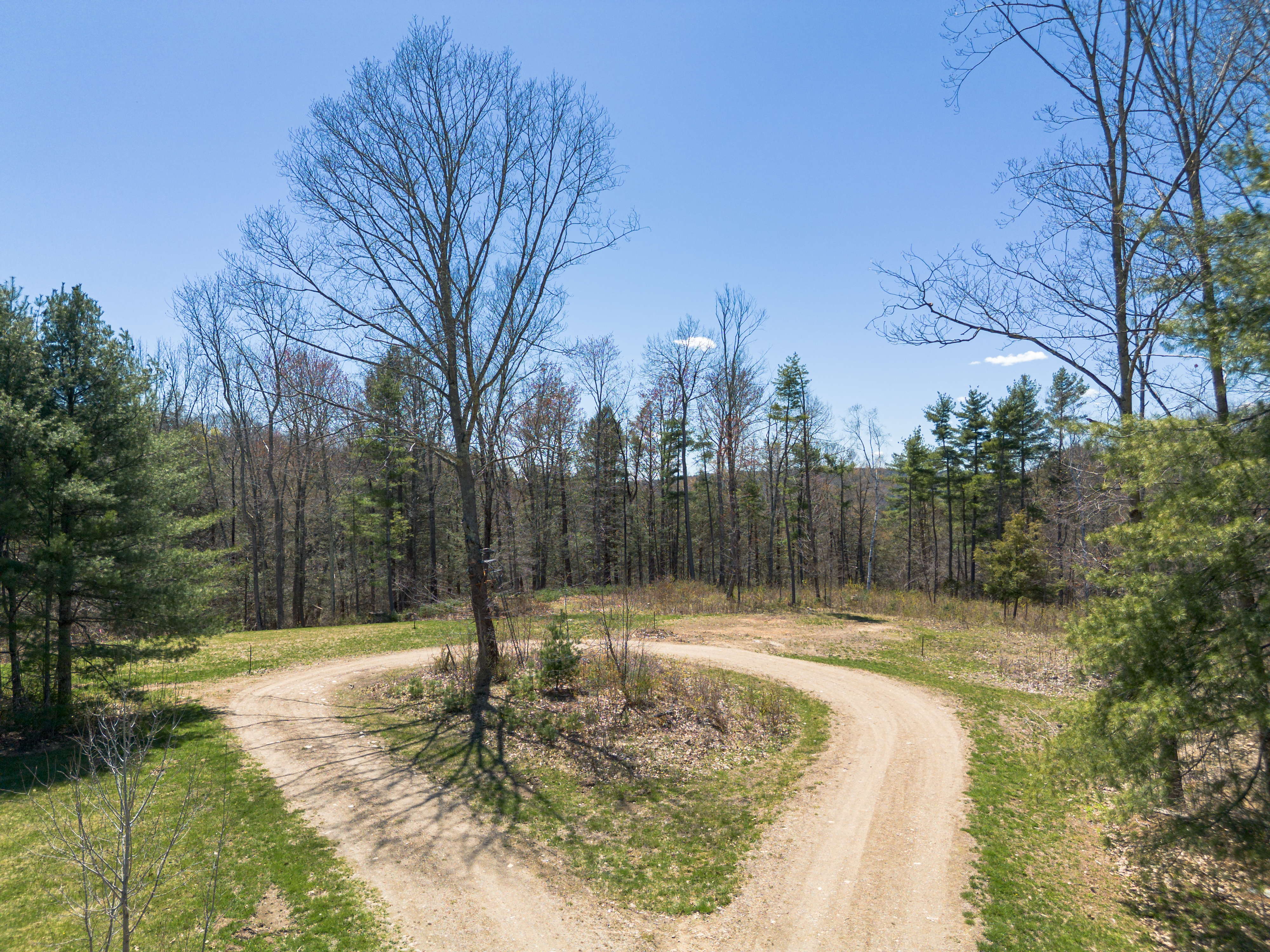  A Tranquil Berkshire Legacy: 22 Scenic Acres and a Landmark 3-Story Barn, Brookm - 物件實景