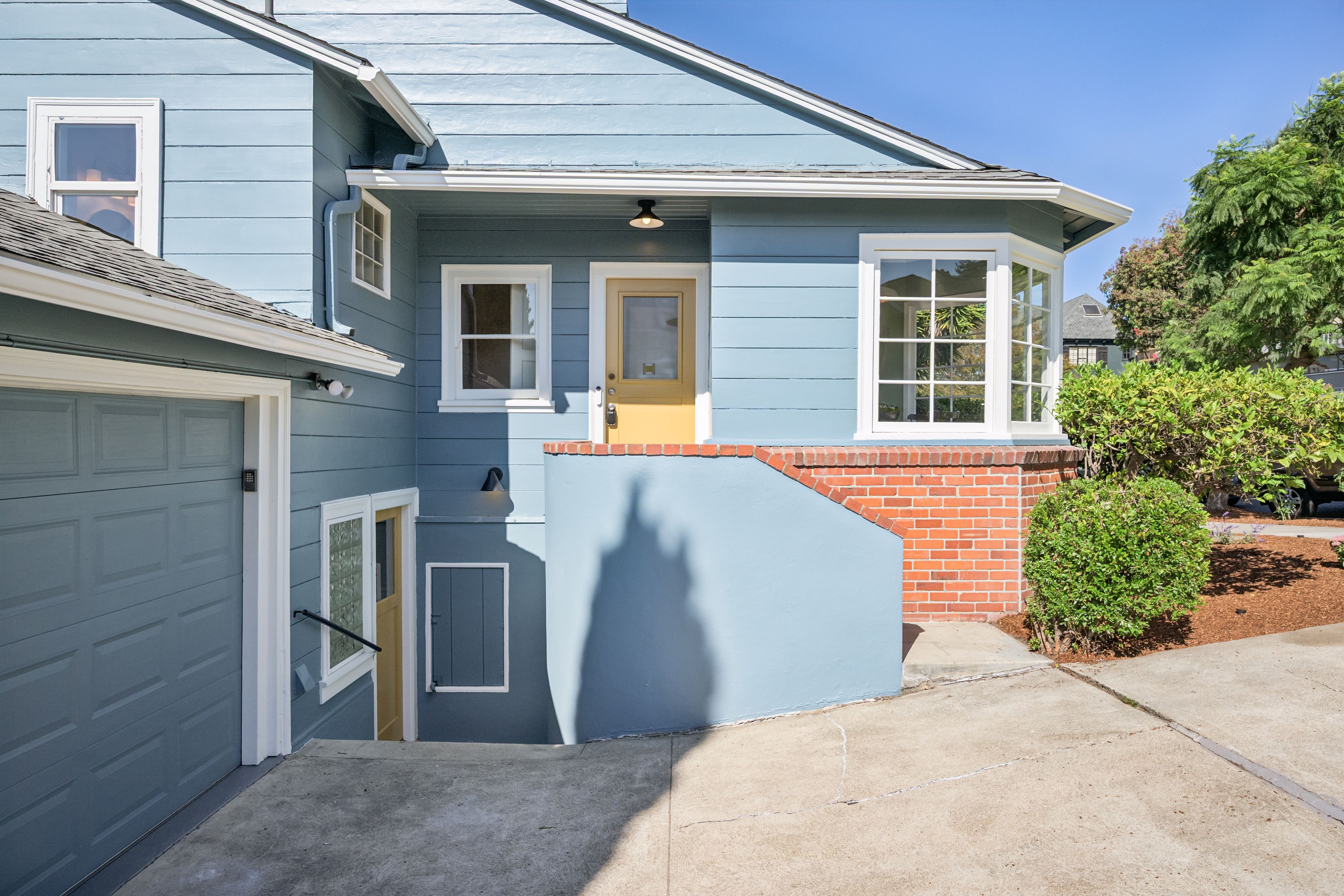  Spacious Corner-Lot Residence Offering Flexible Living Near Lake Merritt - 物件實景