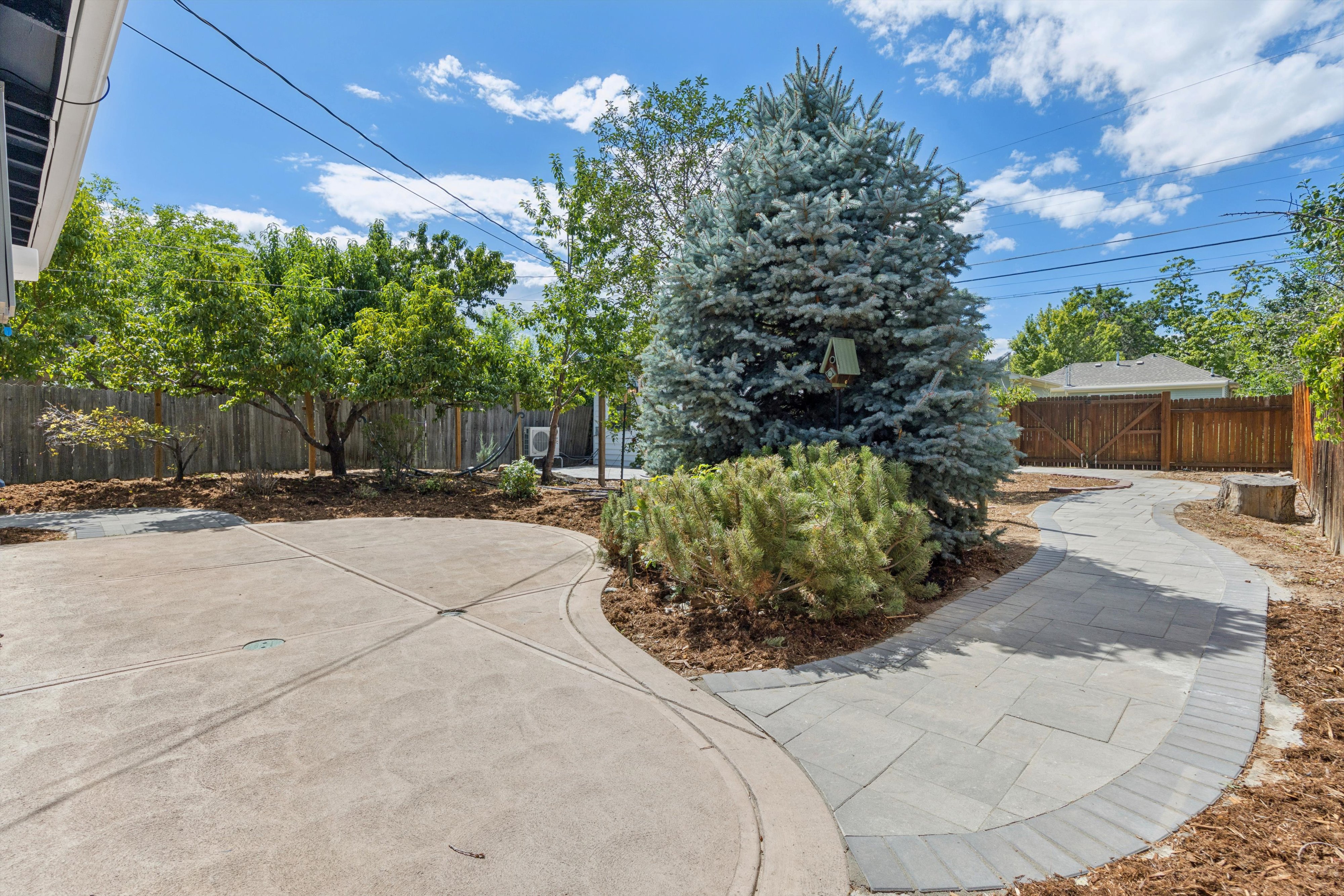  Charming Curb Appeal Meets Exceptional Versatility - 物件實景