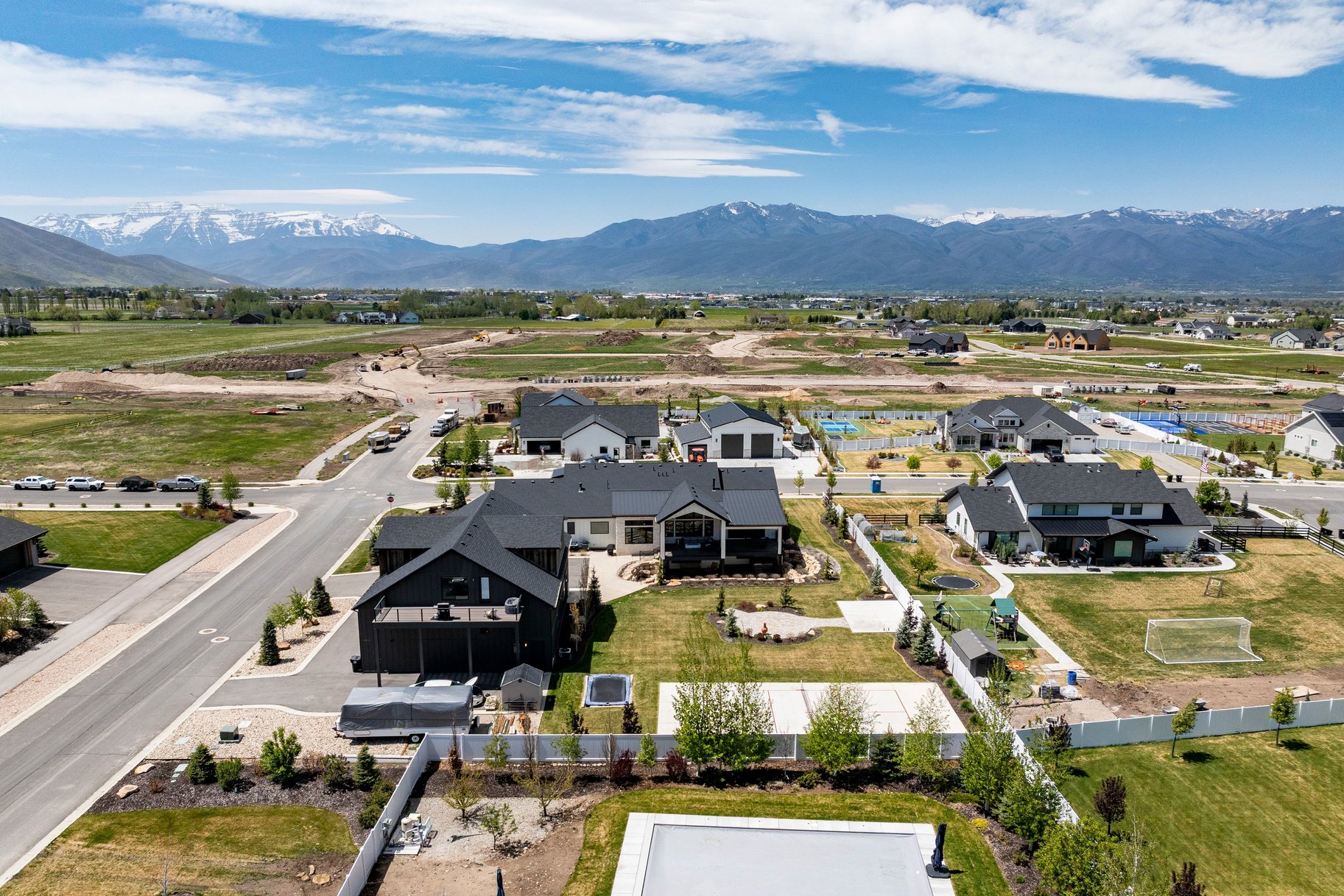  Custom Home with Detached Toy Barn - 物件實景