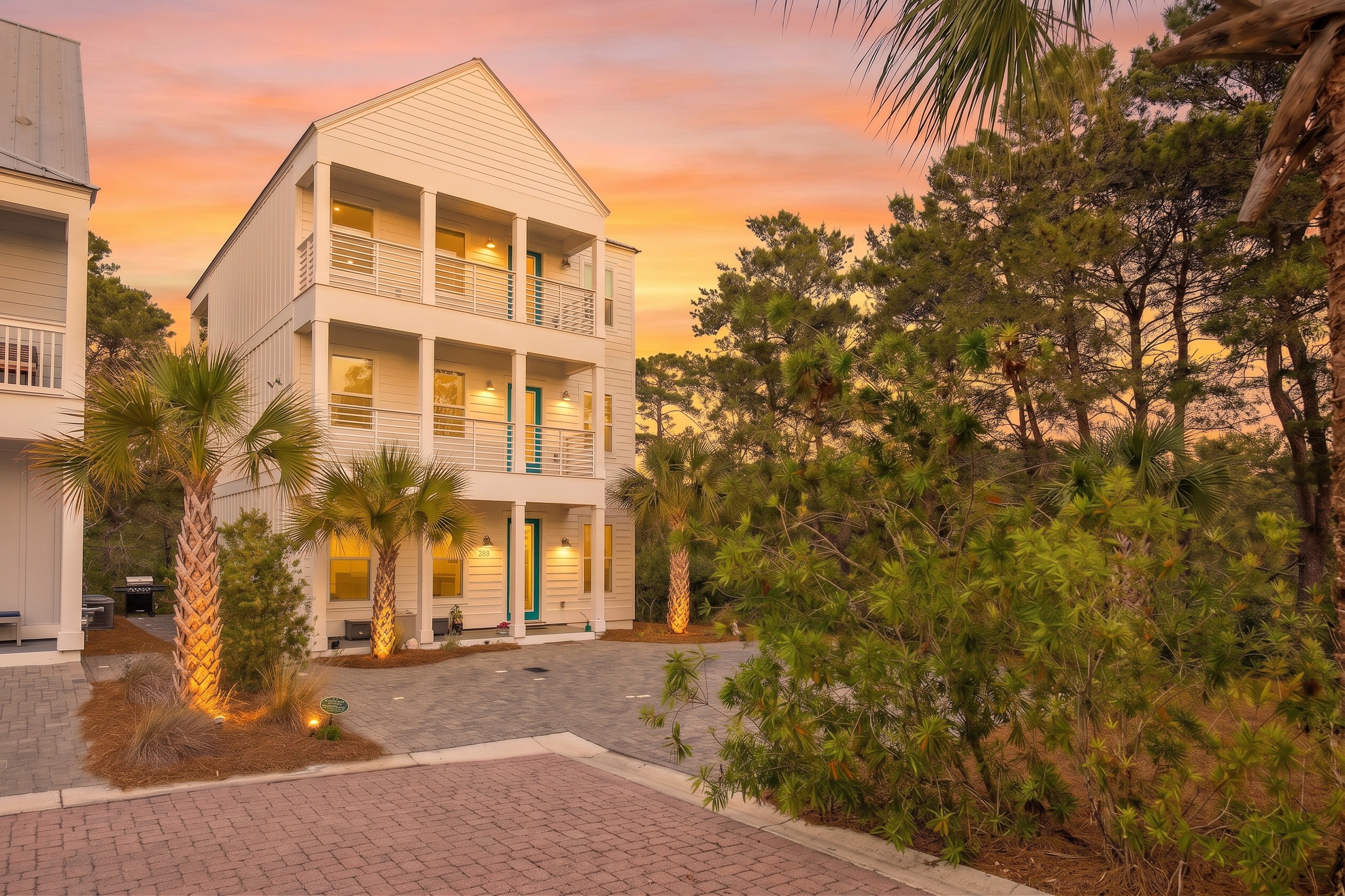  Like-New Coastal Retreat with Rare Privacy and Porches on Every Level - 物件實景