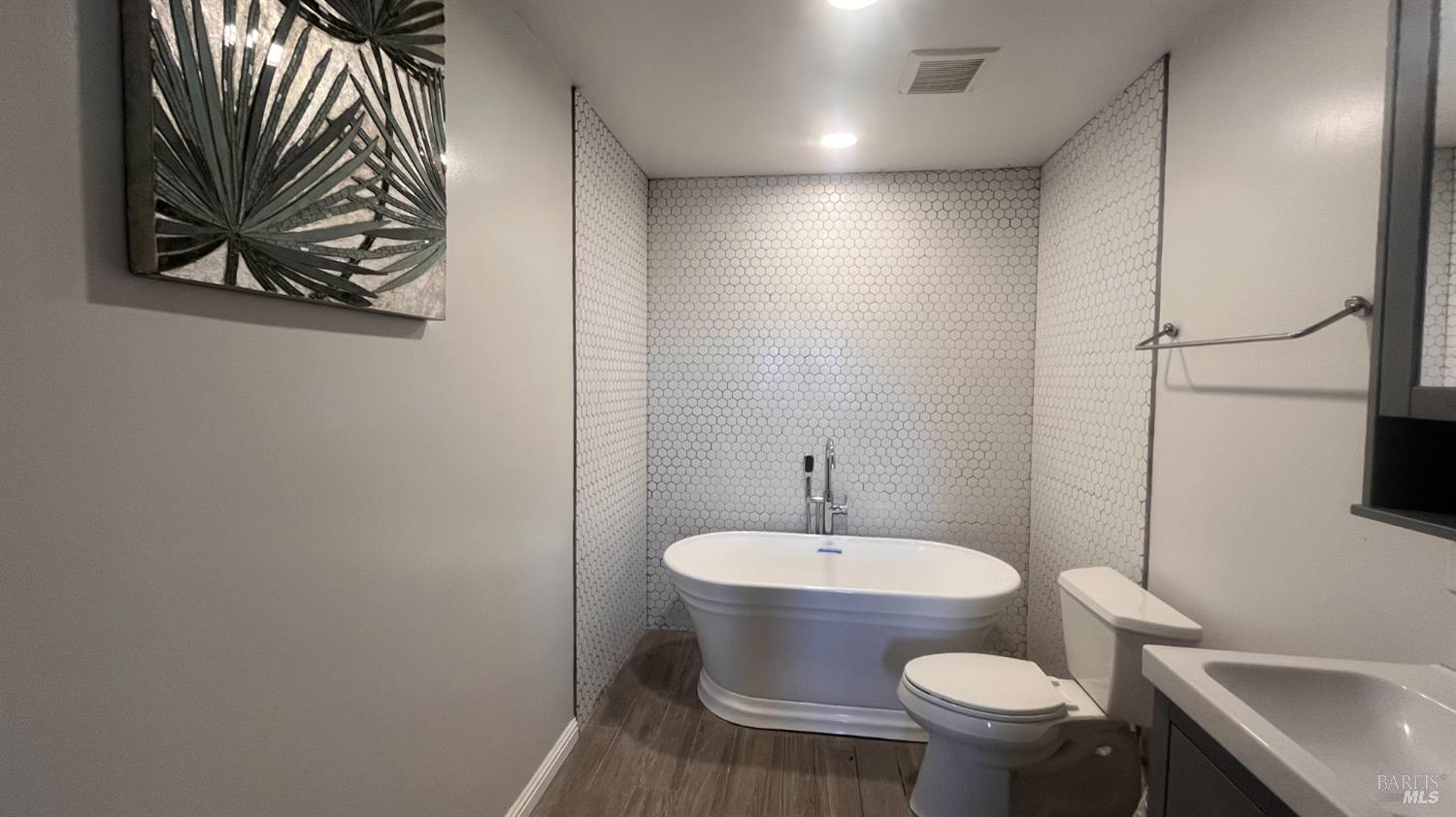 Kelseyville, California, 95451, United States, 2 Bedrooms Bedrooms, ,2 BathroomsBathrooms,Residential,For Sale,1856592